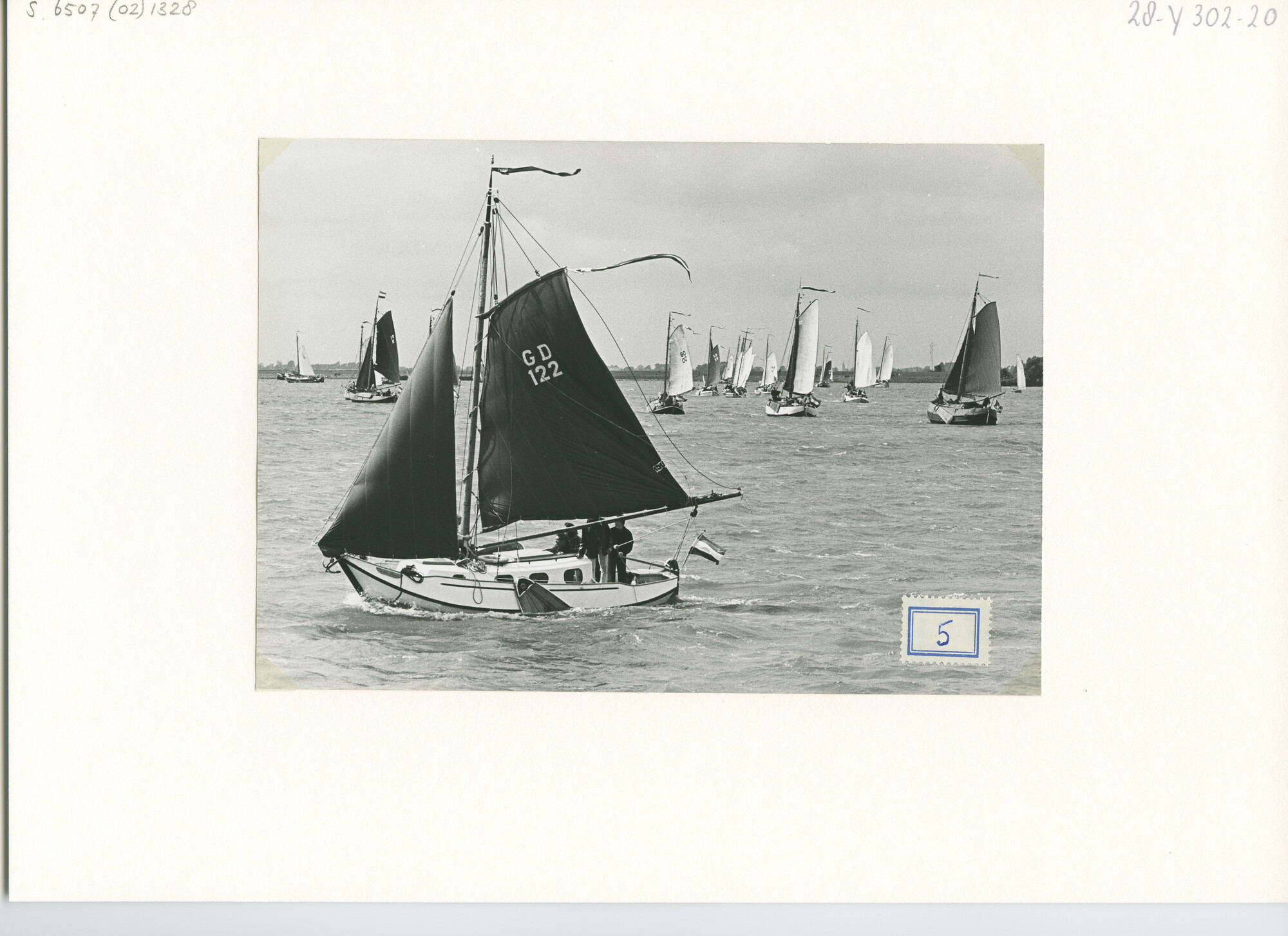 S.6507(02)1328; Zwart-wit foto van de reünie van ronde en platbodemjachten te Lemmer; foto