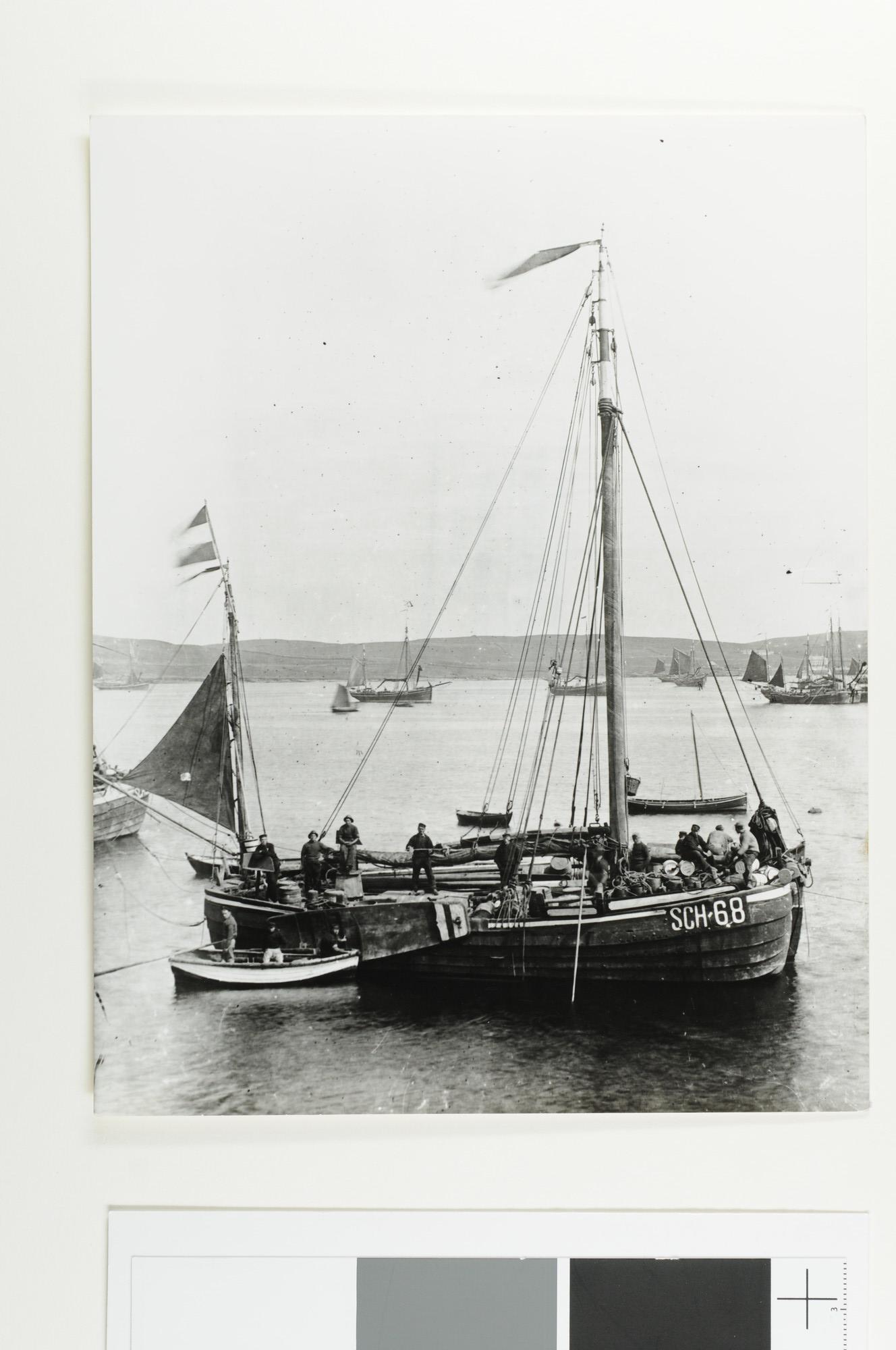 A.5044(01); De Scheveningse bom 'SCH 68' liggende in de haven van Lerwick; foto