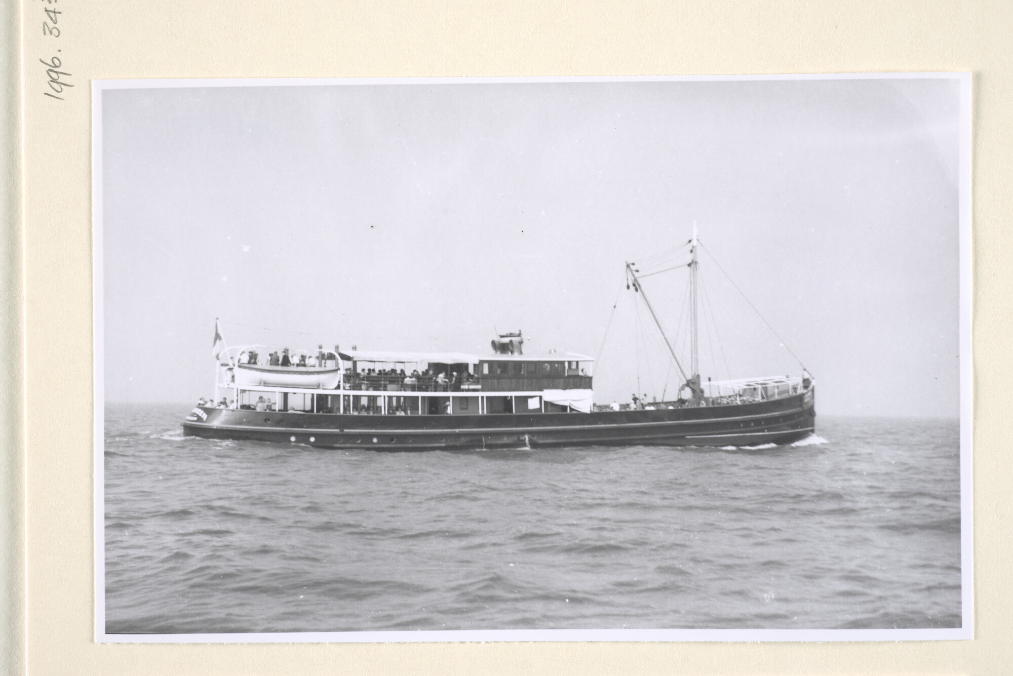 1996.3430; Het passagiersschip ms. Jan Nieveen van Groningen - Lemmer Stoombootdienst [...]; foto