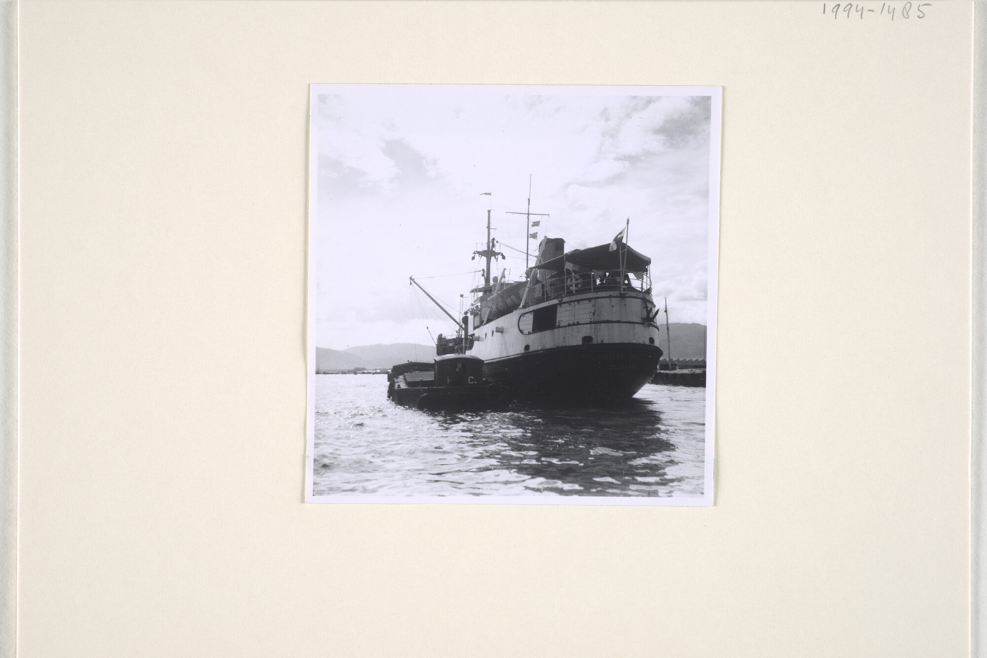 1994.1485; Het ms. Labuan Hadji (ex- KPM Bosnik & Tarakan) op de rede van Penang (Maleisië) [...]; foto