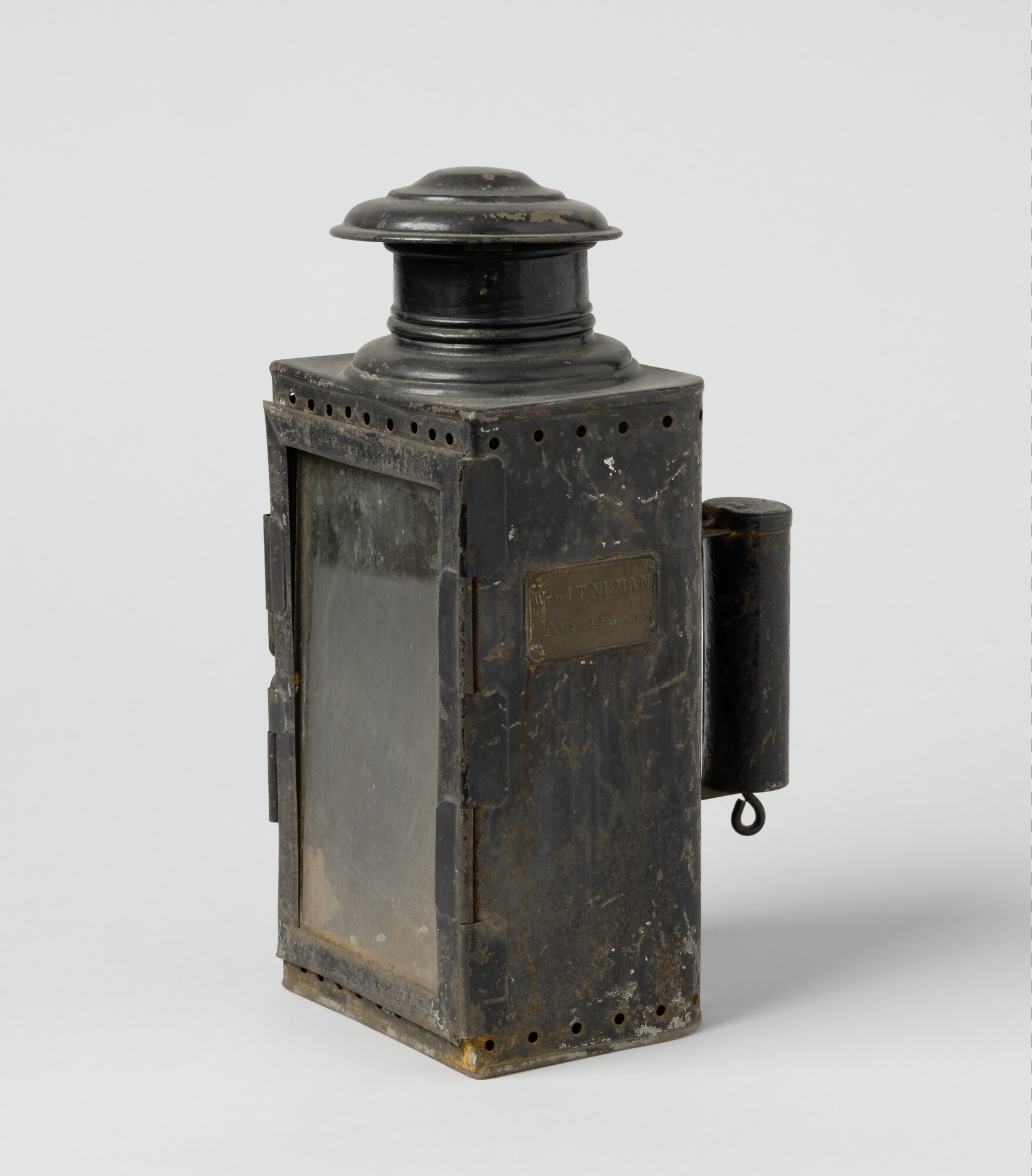 A.0195(01); Handlantaarn van zwart geschilderd blik; lantaarn (verlichtingsmiddel)