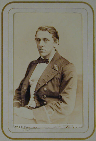 S.0576(01)012; Portretfoto van luitenant-ter-zee der tweede klasse J.W. van Kerkwijk (1841-1869); foto