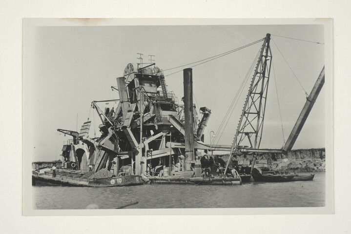 S.5219(12)0484; De stoom-emmerbaggermolen 'Cato' gebouwd op ASM voor van Herewijk te Groningen bakboordaanzicht; foto