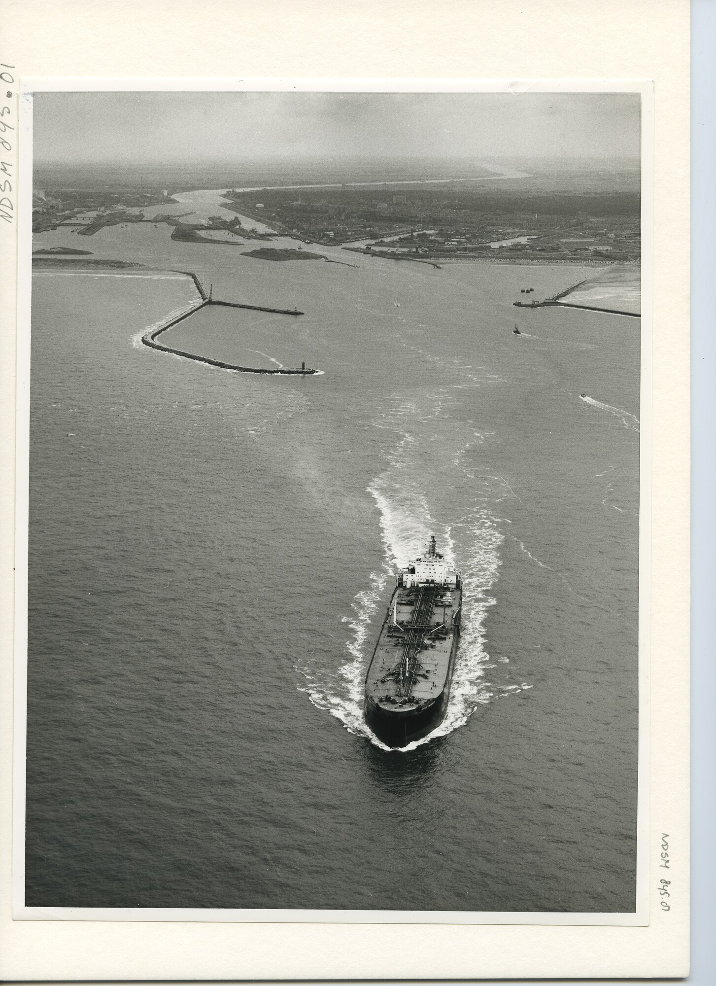 S.5444(2997)4; Luchtfoto van de Britse mammoettanker British Progress in de grote sluis van IJmuiden; foto