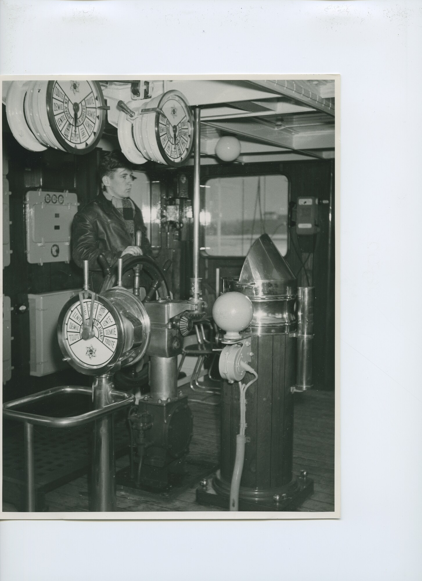 S.5621(01)0095; Foto van sleepkop - slibzuiger  "Pierre Henry Watier"; stuurhut.; foto