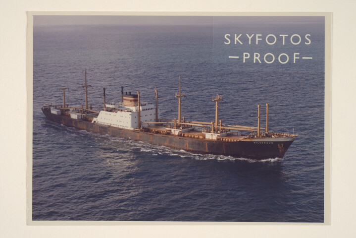 S.7032(044); Luchtfoto van het vrachtschip ms. Hilversum van de NV Stoomvaart [...]; foto