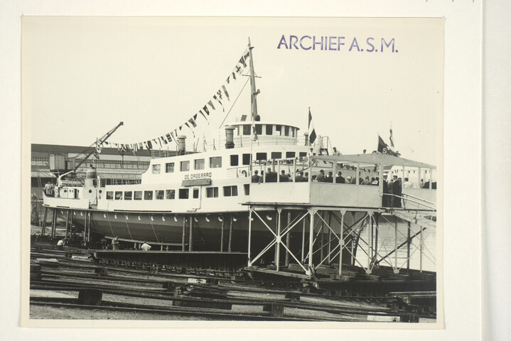S.5219(12)0207; Foto's van de doop en de tewaterlating van de veerboot ms. 'De Dageraad' van de TESO op de dwarshelling van de ASM; fotoreportage