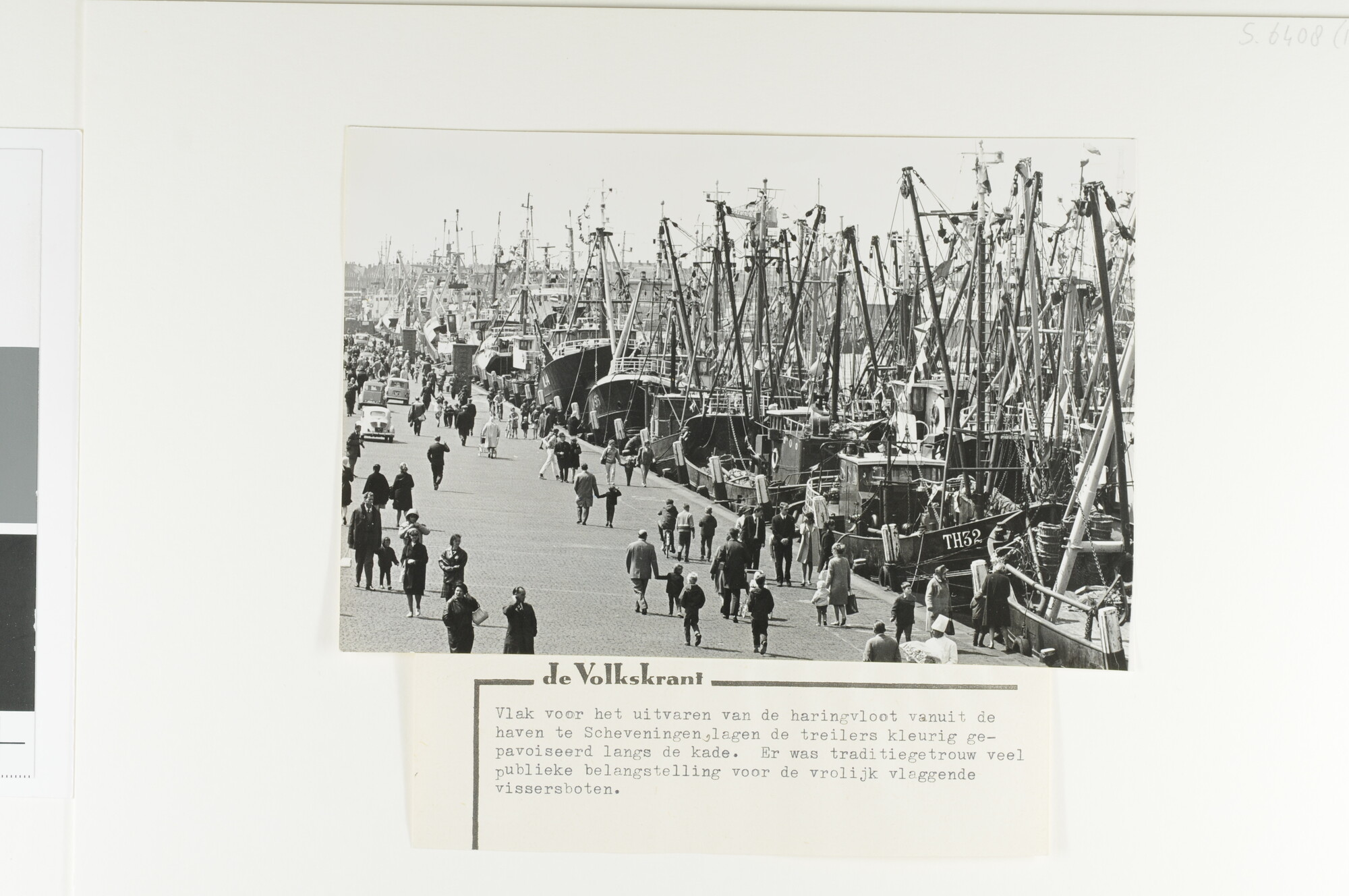 S.6408(1067); Vlaggetjesdag in de haven van Scheveningen, omstreeks 1965; foto