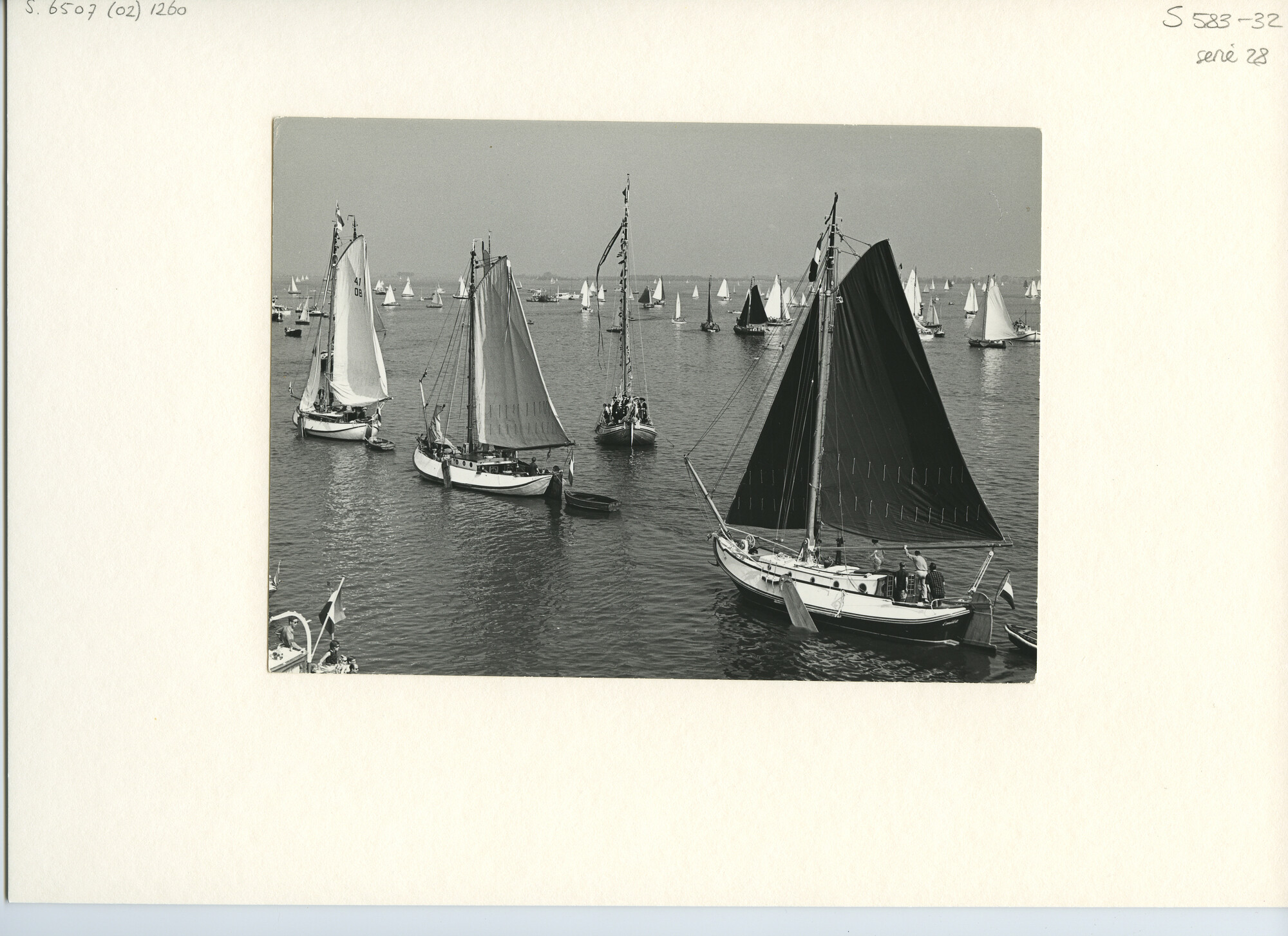 S.6507(02)1260.06; Zwart-wit foto van de reunie van ronde en platbodemjachten tijdens de Sneekweek; foto