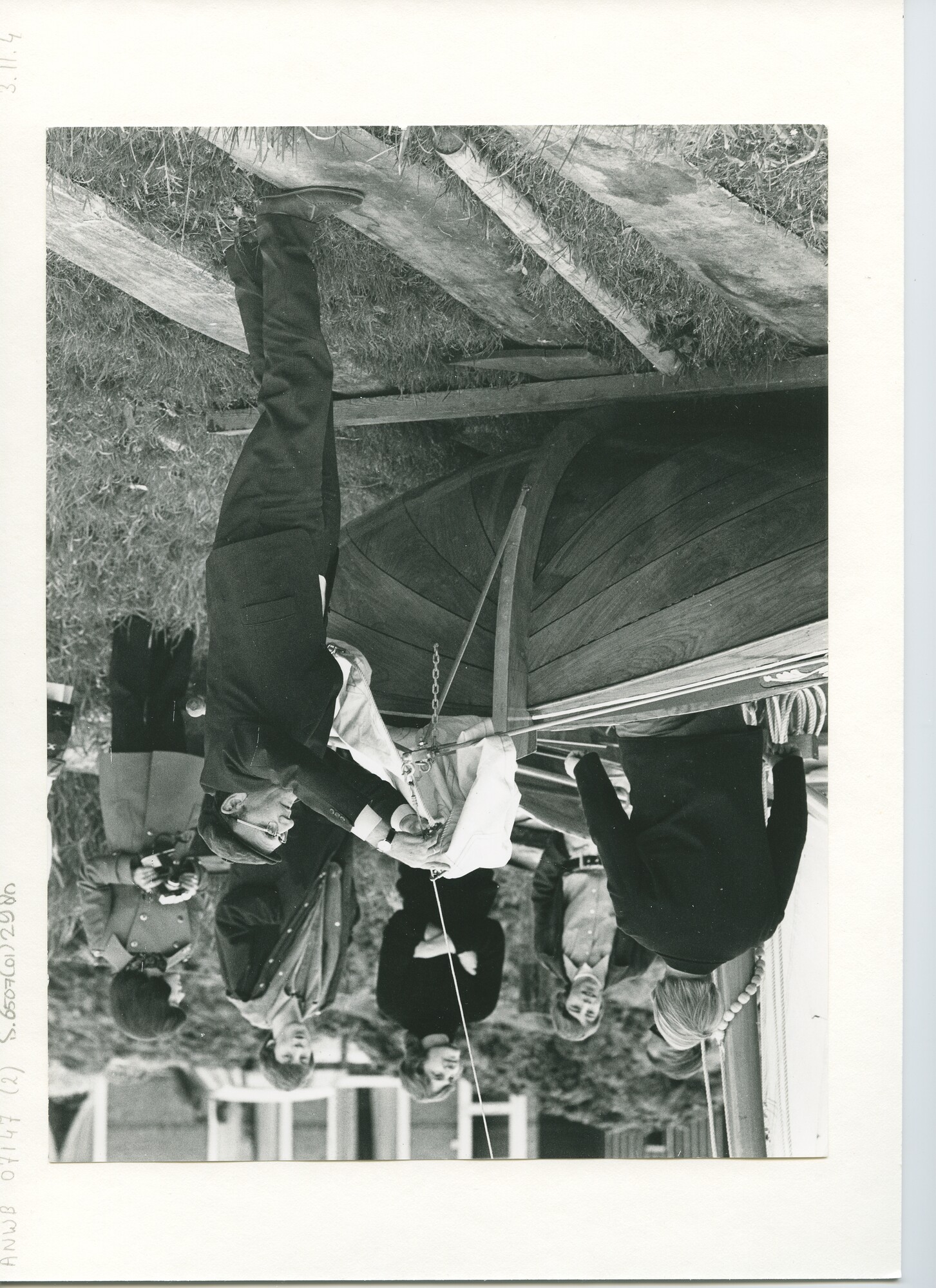 S.6507(01)2980; Direct voor de tewaterlating van de tjotter Vrouwe Dotje gebouwd door Berend de Jong.; foto