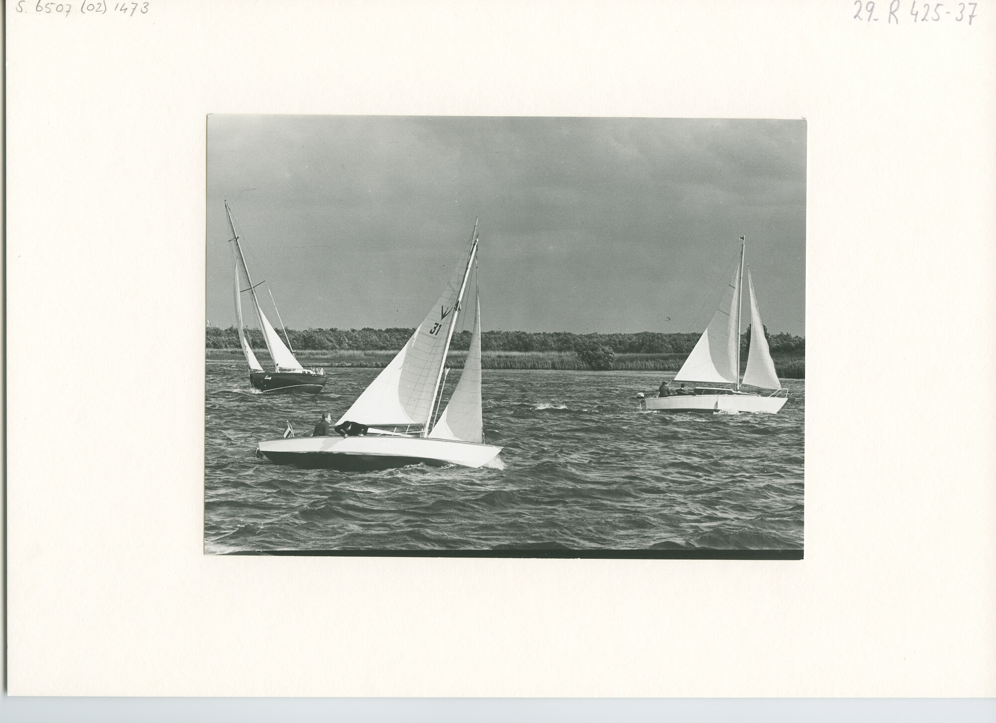 S.6507(02)1473.01; Zwart-wit foto van deelnemers aan de 5-eilandentocht bij Dordrecht; foto