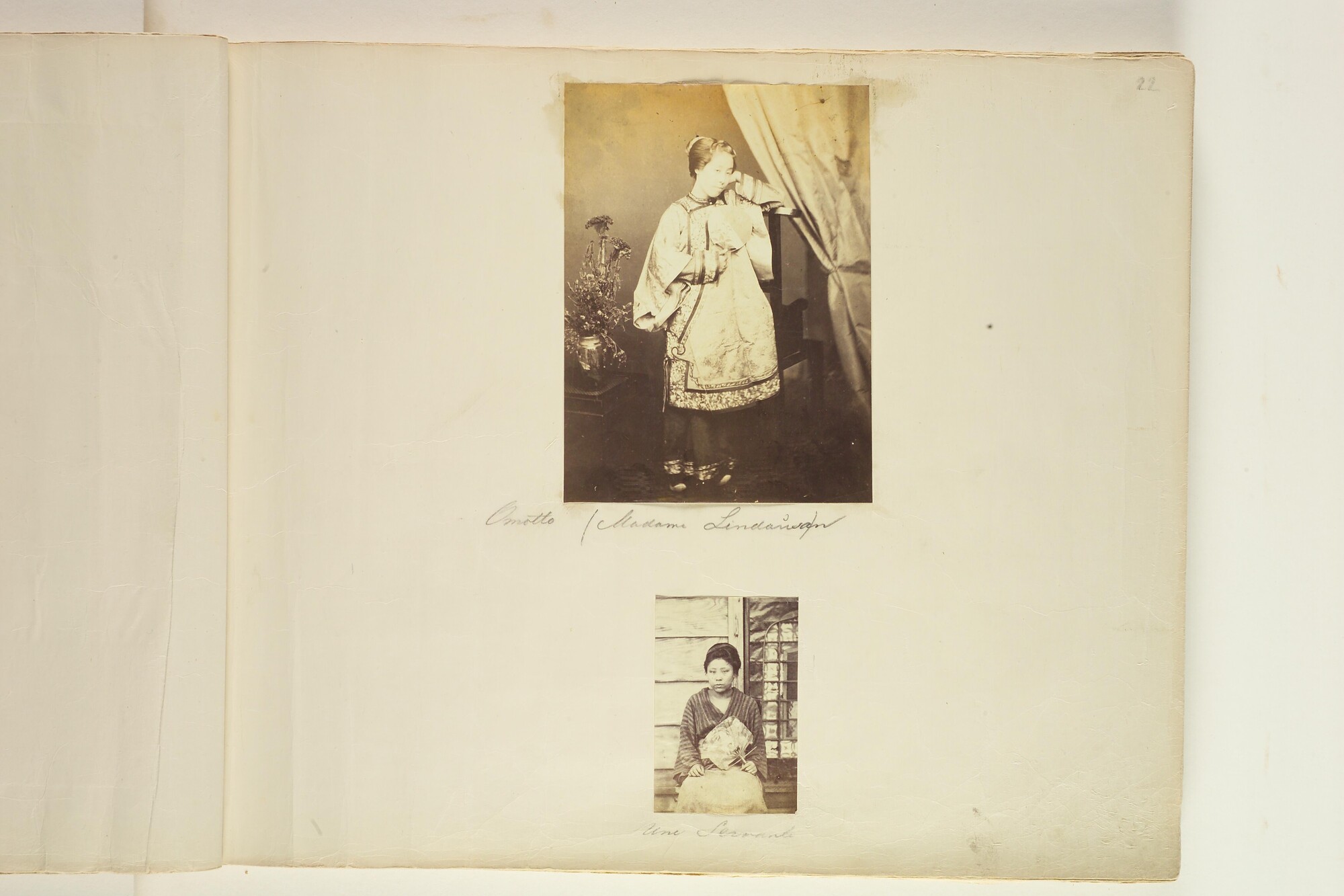S.3628(02); Album nr. 1 uit een serie van drie van de Nederlandse consul in Japan Dirk de Graeff van Polsbroek; fotoalbum