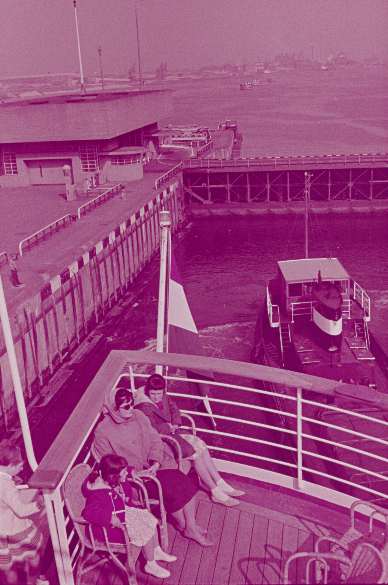 2015.0394; Dia van ms. Oranje in IJmuiden; diapositief