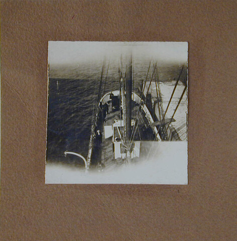 S.7143(1432); Foto genomen vanuit de mast, op het achterdek van het hospitaalkerkschip De Hoop; foto