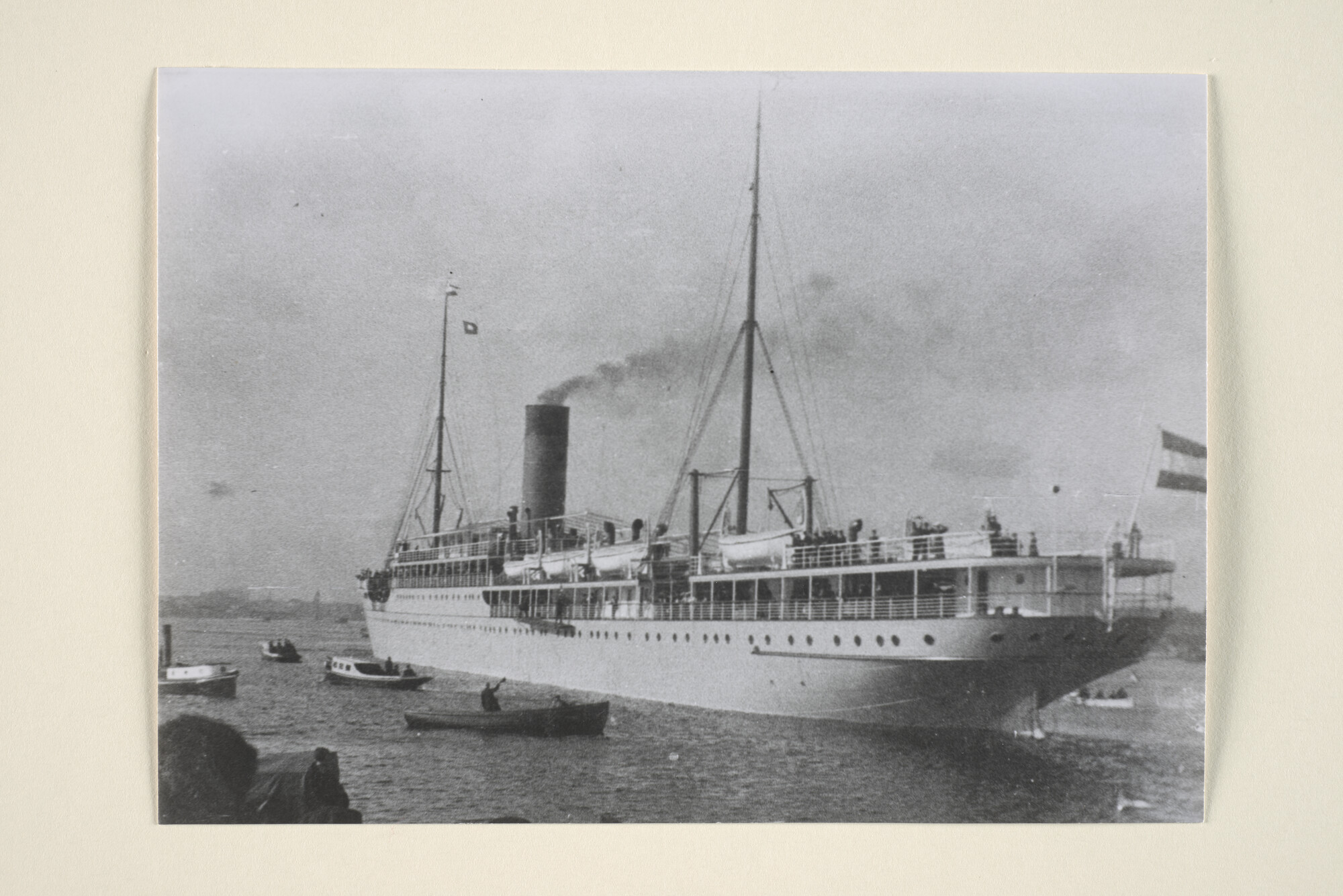 1995.1775; Het passagiersschip ss. 'Grotius' van de SMN verlaat de haven van Amsterdam bij het vertrek naar 'Nederland's-Indië, 1906; foto