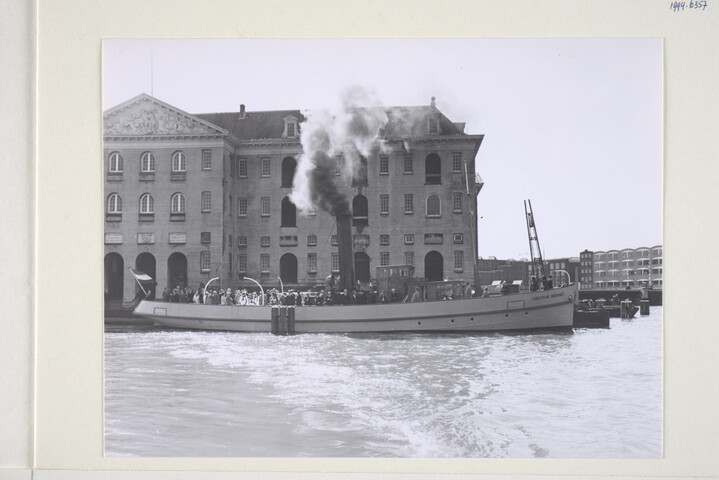 1994.6357; Het stoomschip Christiaan Brunings als museumschip van het Nederlands Scheepvaartmuseum in Amsterdam; foto