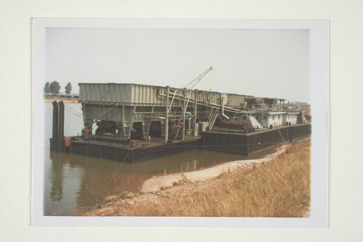S.5219(12)0442; Kleurenfoto's van de grijperbaggermolen 'Merwede 28', in aanbouw op de ASM; fotoreportage