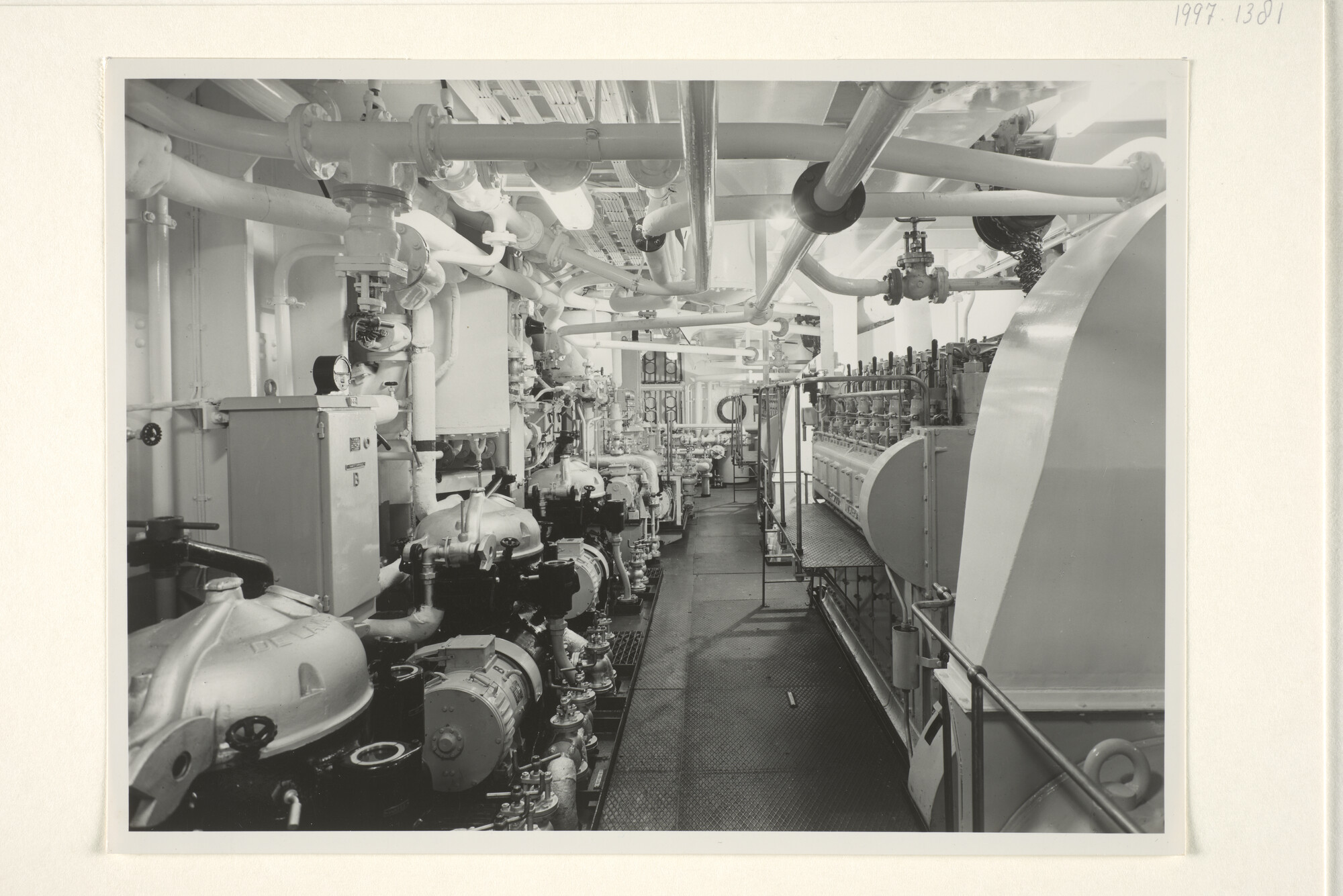 1997.1381; Foto's van de machinekamer van het vracht-passagiersschip ms. Tjiwangi van de KJCPL; fotoreportage