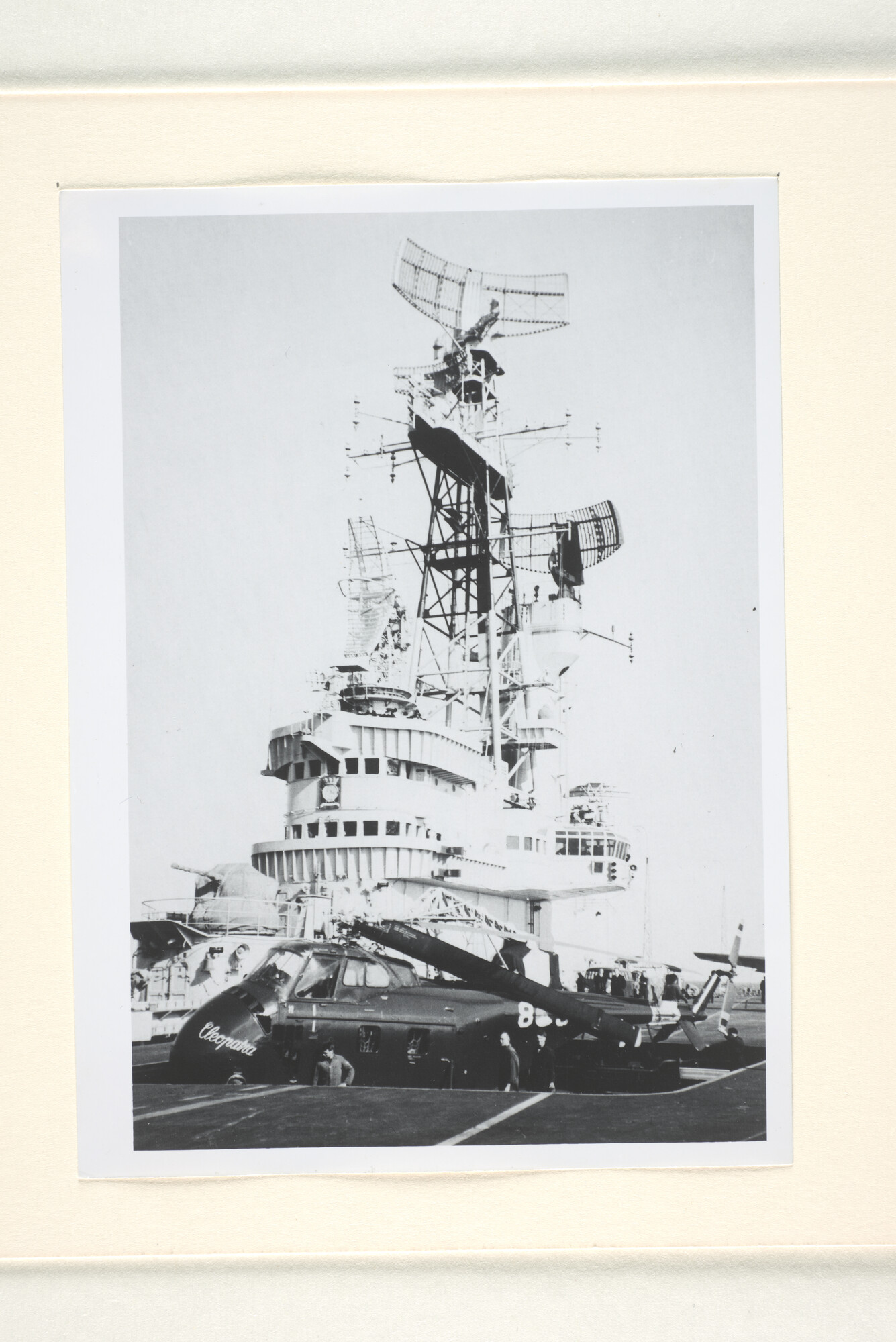 1994.7212; Activiteiten aan dek van het vliegkampschip Hr.Ms. Karel Doorman (R 81; ex- HMS Venerable); foto