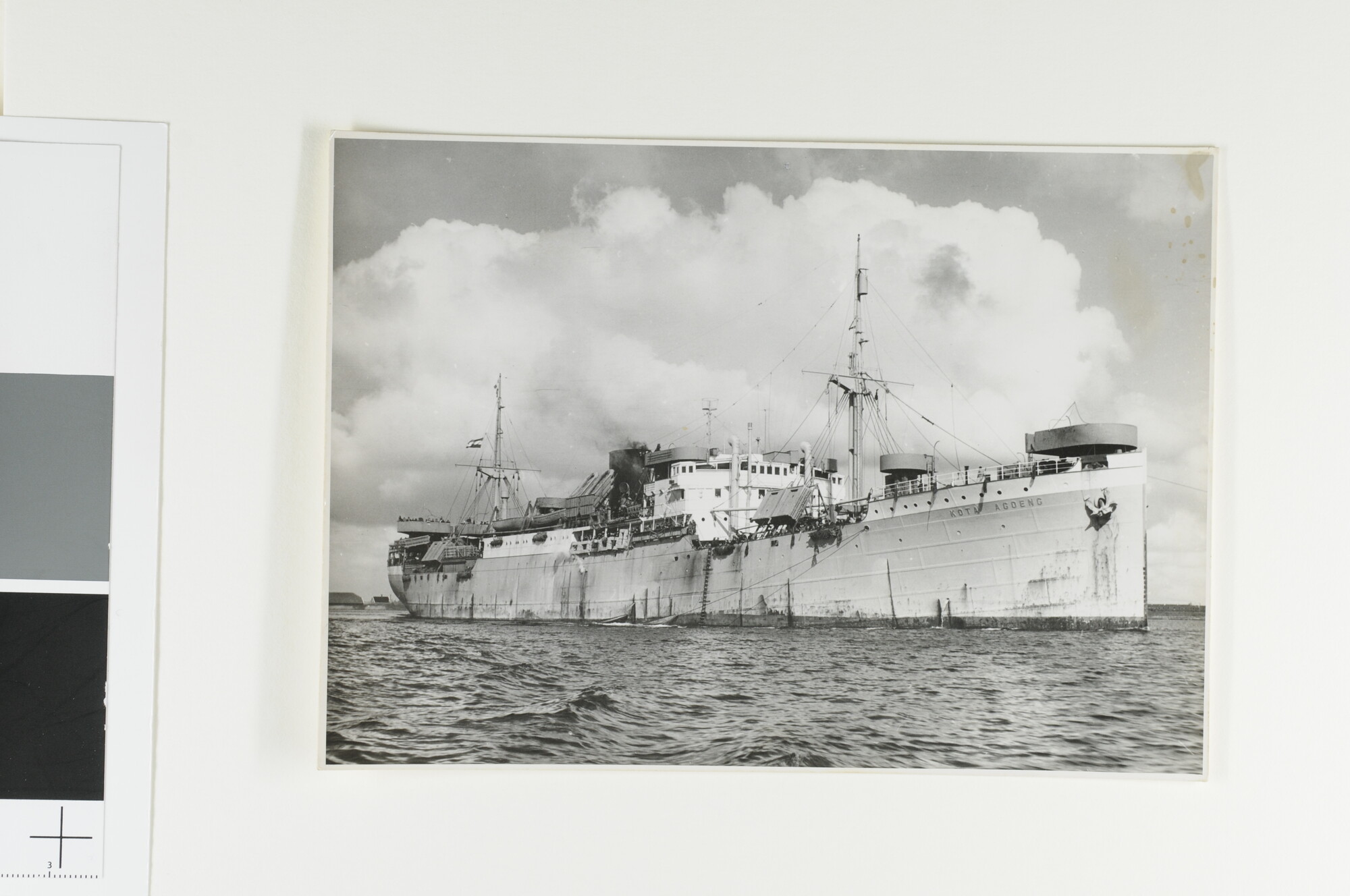 S.5582 a 0813; Het vrachtschip ms. 'Kota Agoeng' van de Rotterdamsche Lloyd gezien bij op het Noordzeekanaal nabij de Fortfabrieken [...]; foto