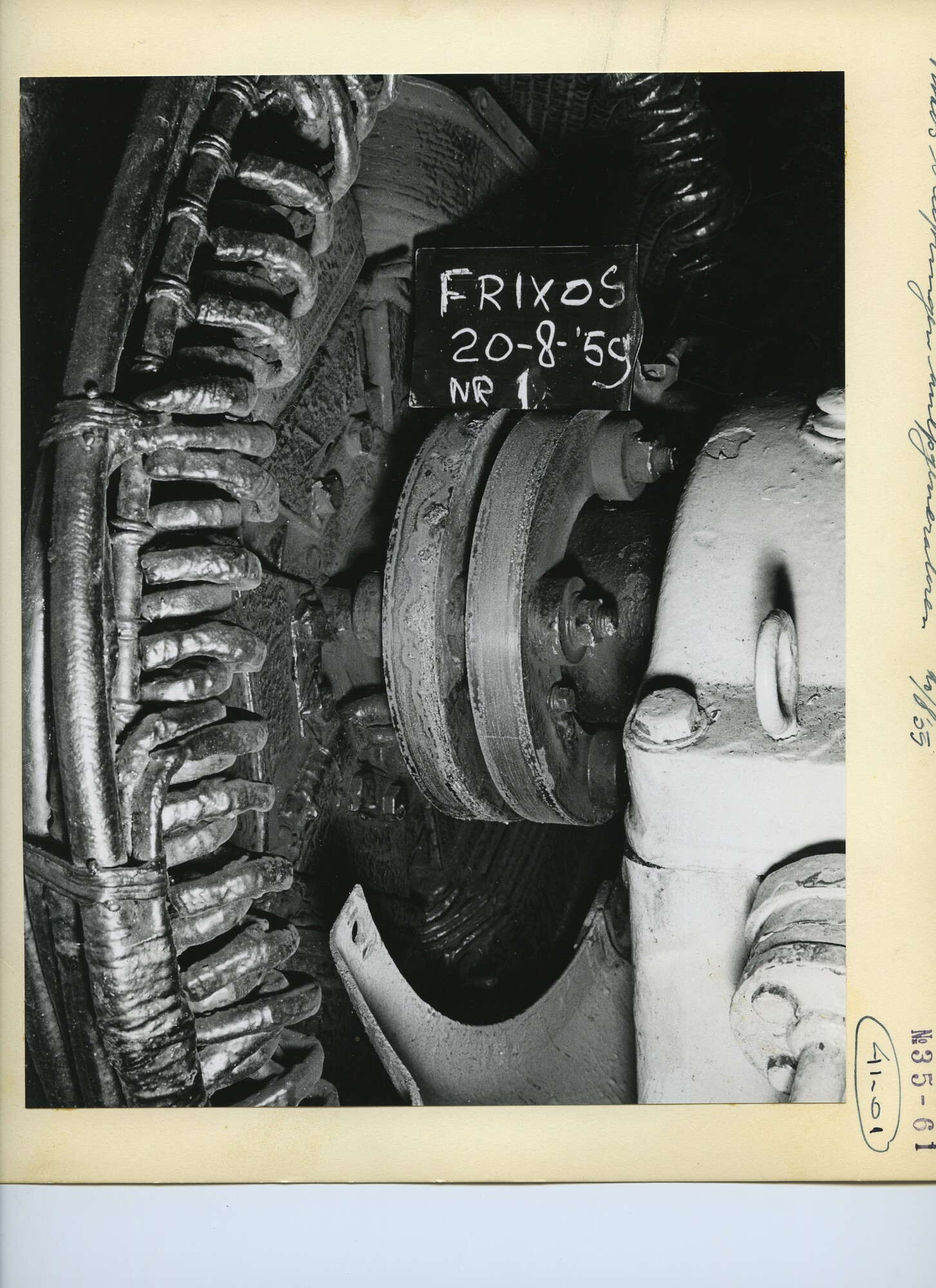 S.5444(3530)1; Foto van de hulpgeneratoren van de T2-tanker Frixos; foto