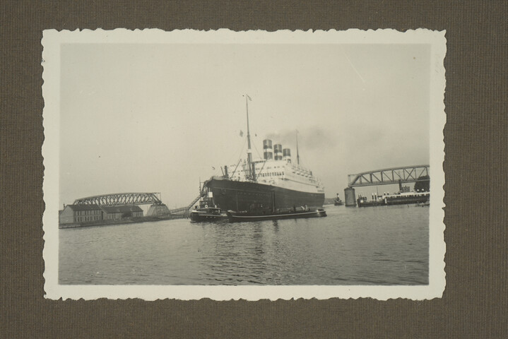 2001.1755; Omslag met vele foto's en knipsels van meest bergingsactiviteiten door Reederij v/h Gebroeders Goedkoop te Amsterdam in de periode 1929 / 1949; omslag