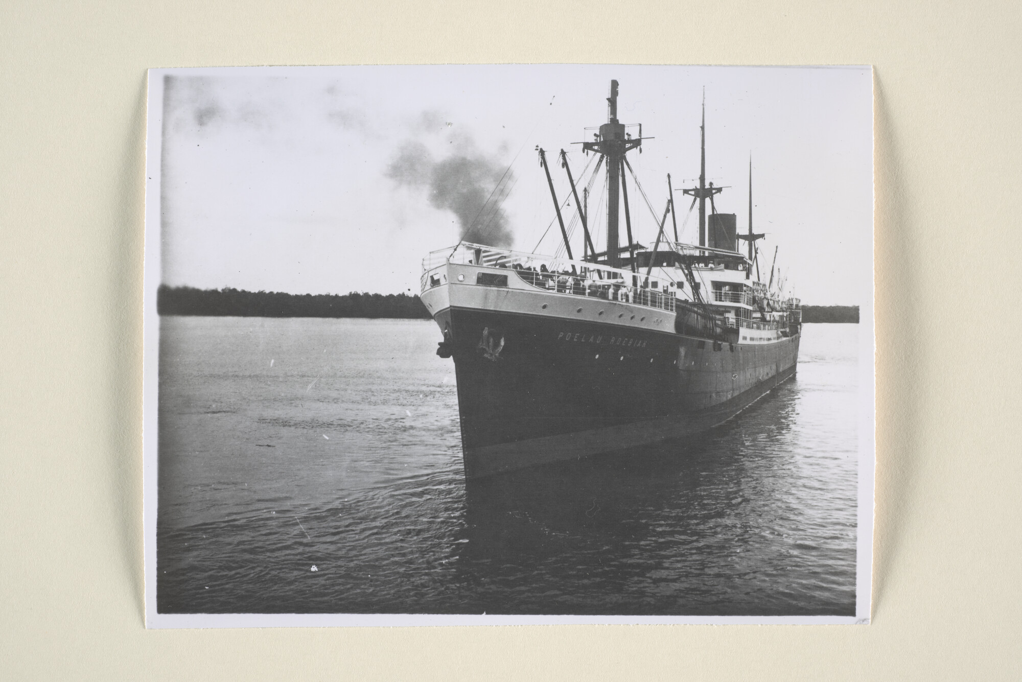 1995.5003; Het vrachtschip ss. 'Poulau Roebiah' van de SMN (Vooraanzicht); foto