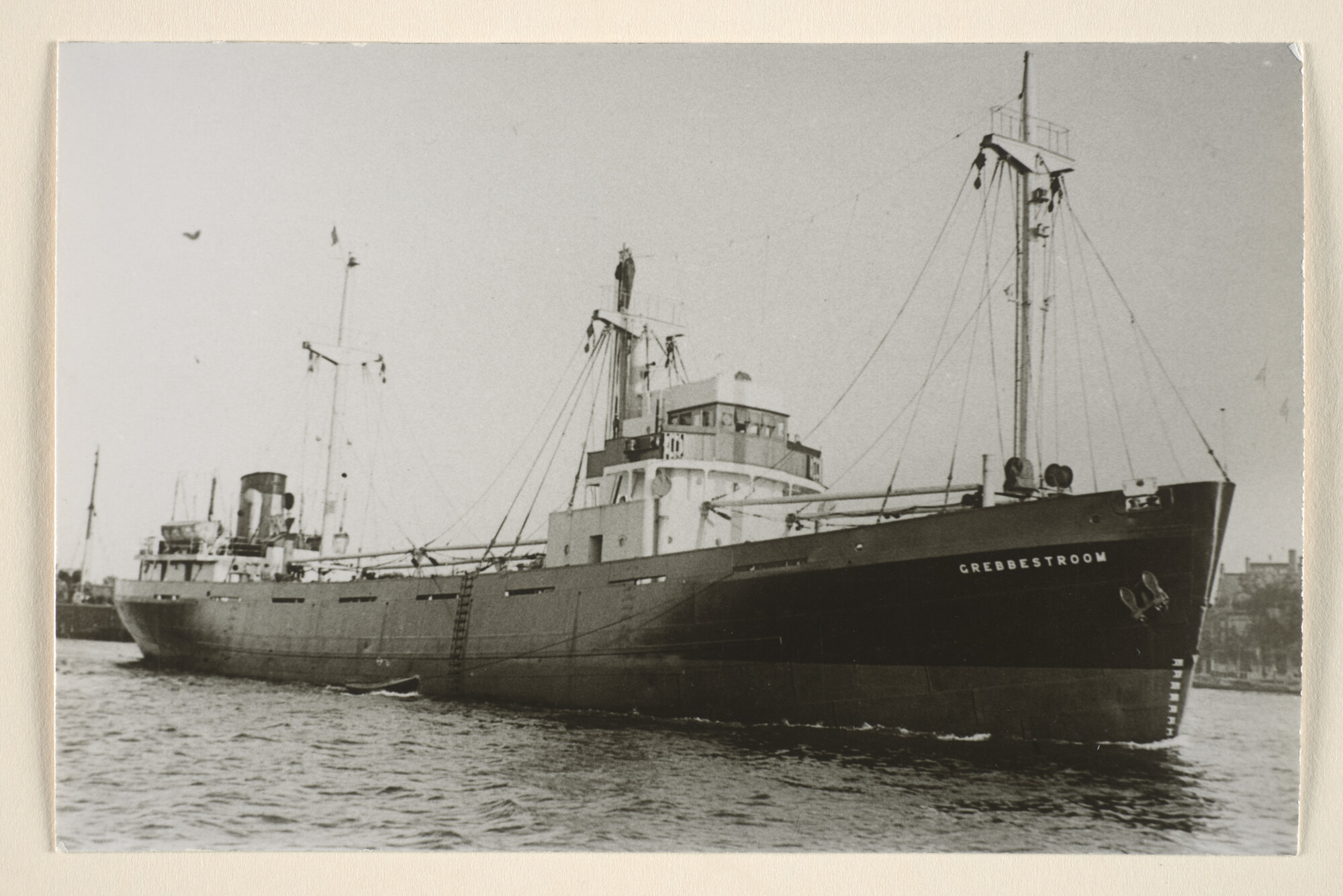 1995.6314; Het vrachtschip ms. Grebbestroom van de Hollandsche Stoomboot Maatschappij [...]; foto
