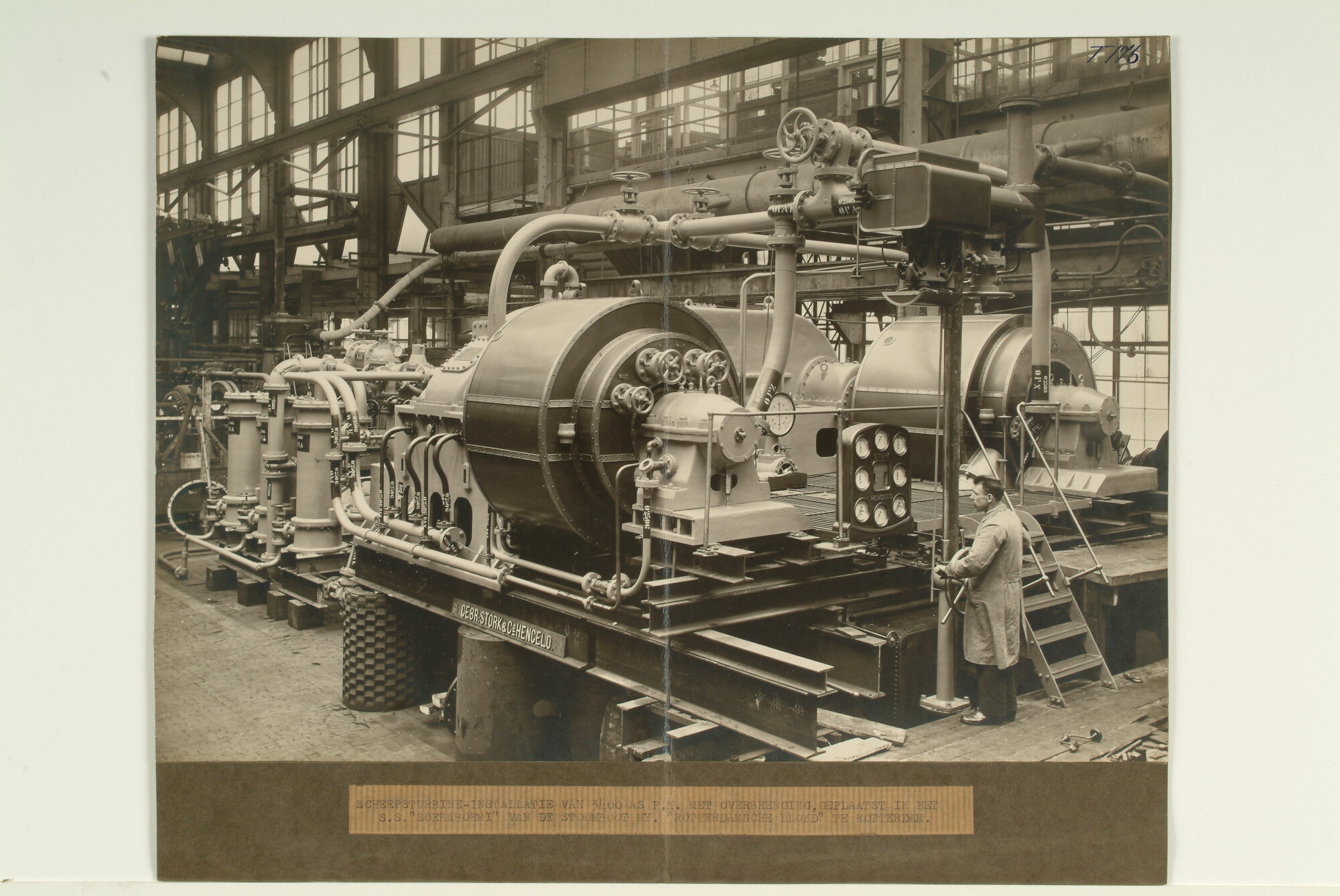 1999.0710; De scheepsturbine installatie van 3400 AS P.K. met overbrenging in aanbouw bij de Machinefabriek Gebr. Stork & Co; foto