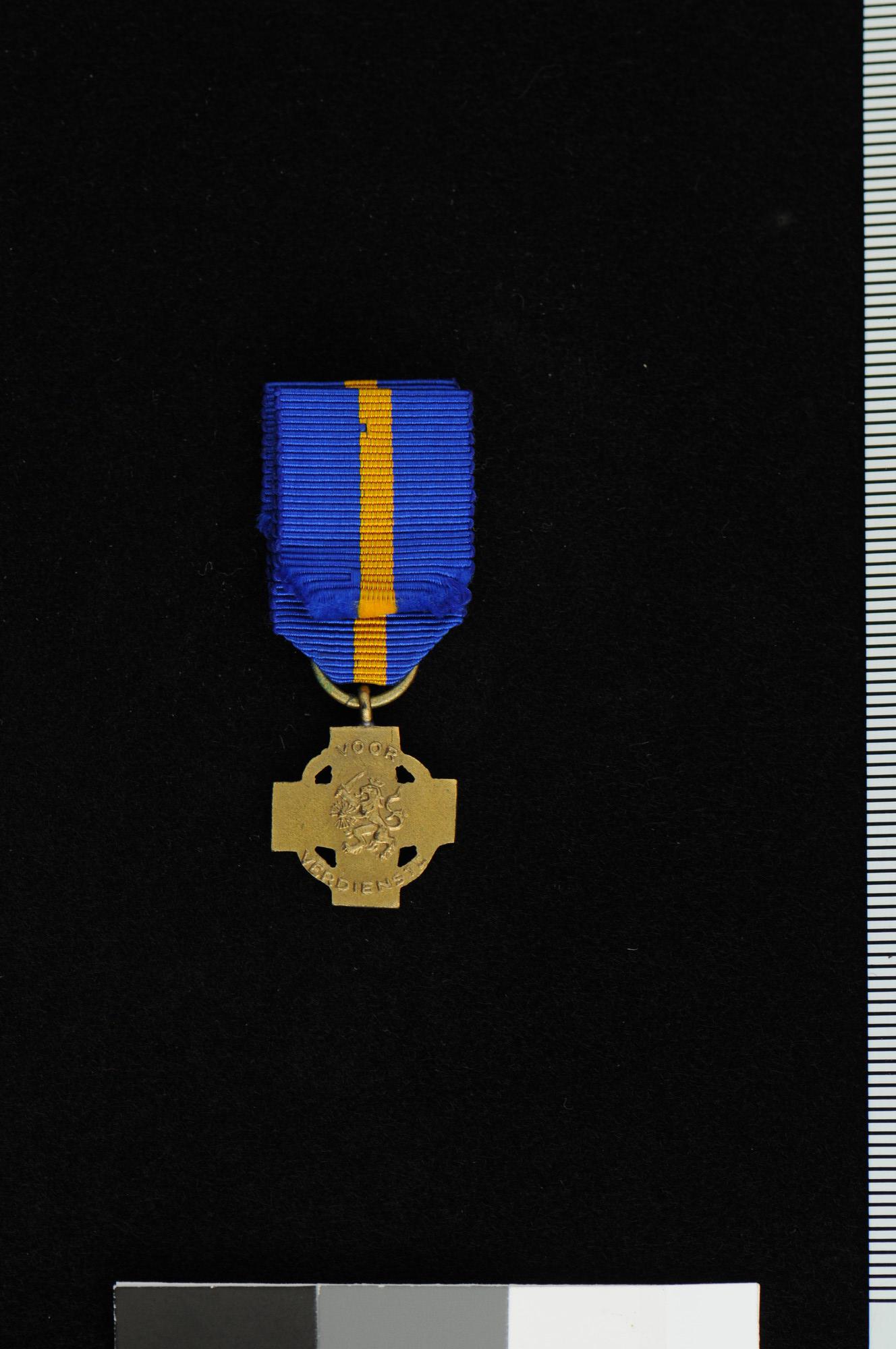 1995.5989; Kruis van Verdienste, klein model, uitgereikt aan B.A. Molenaar (1891-1973); onderscheiding