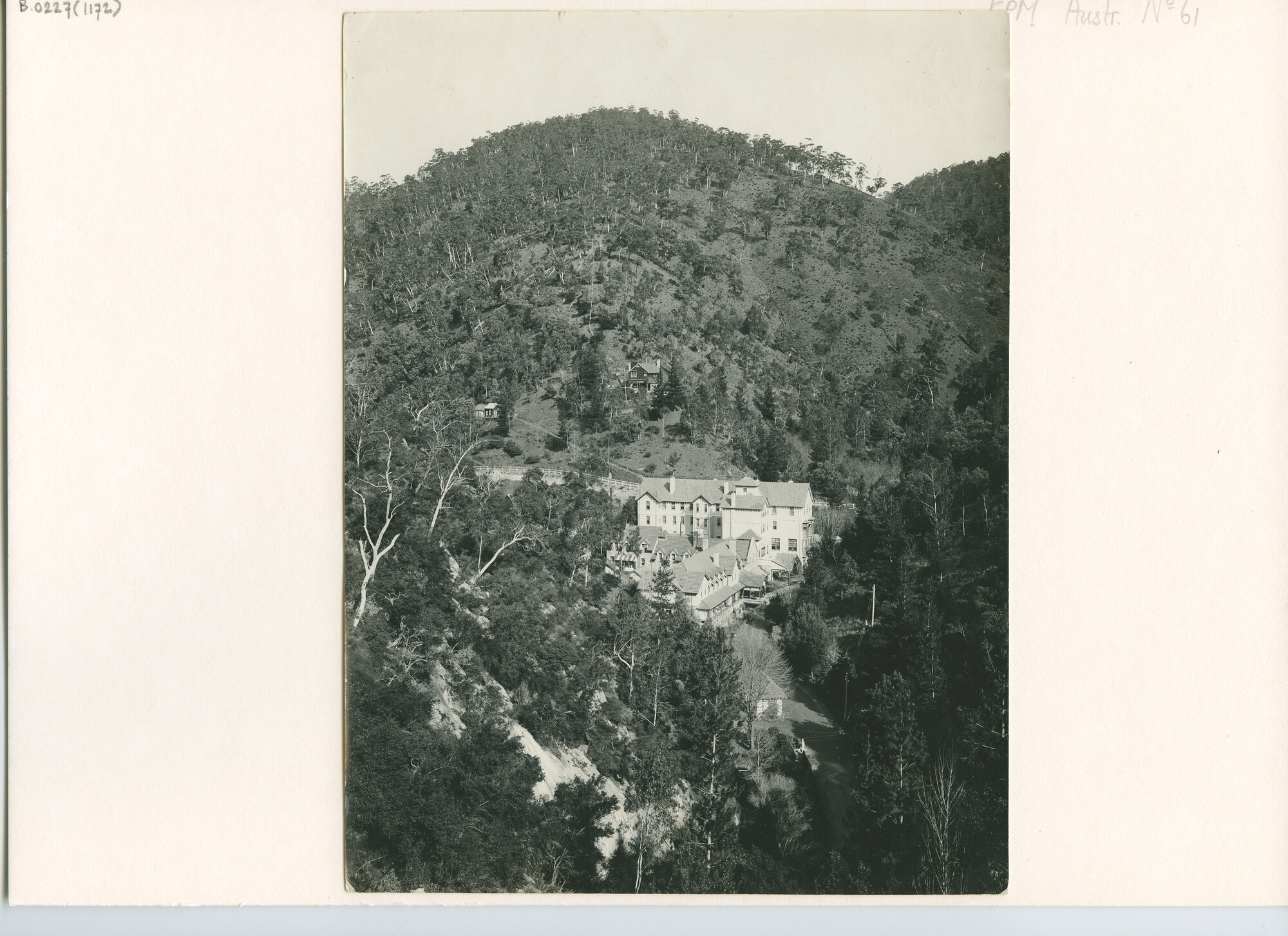 B.0227(1172); Caves House (hotel te Jenolan, Blue Mountains, Australië); foto