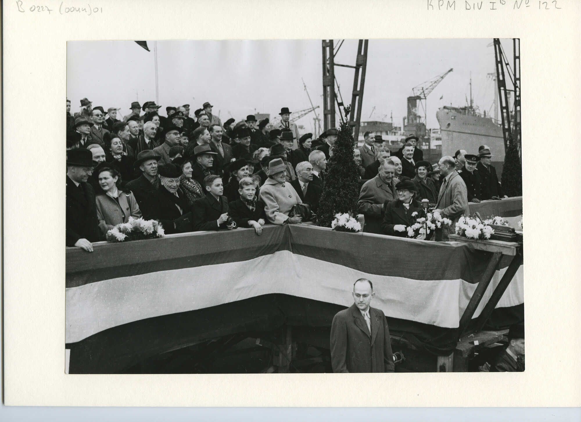 B.0227(0044)01; Foto van de tewaterlating van ms. Batak van de KPM; foto
