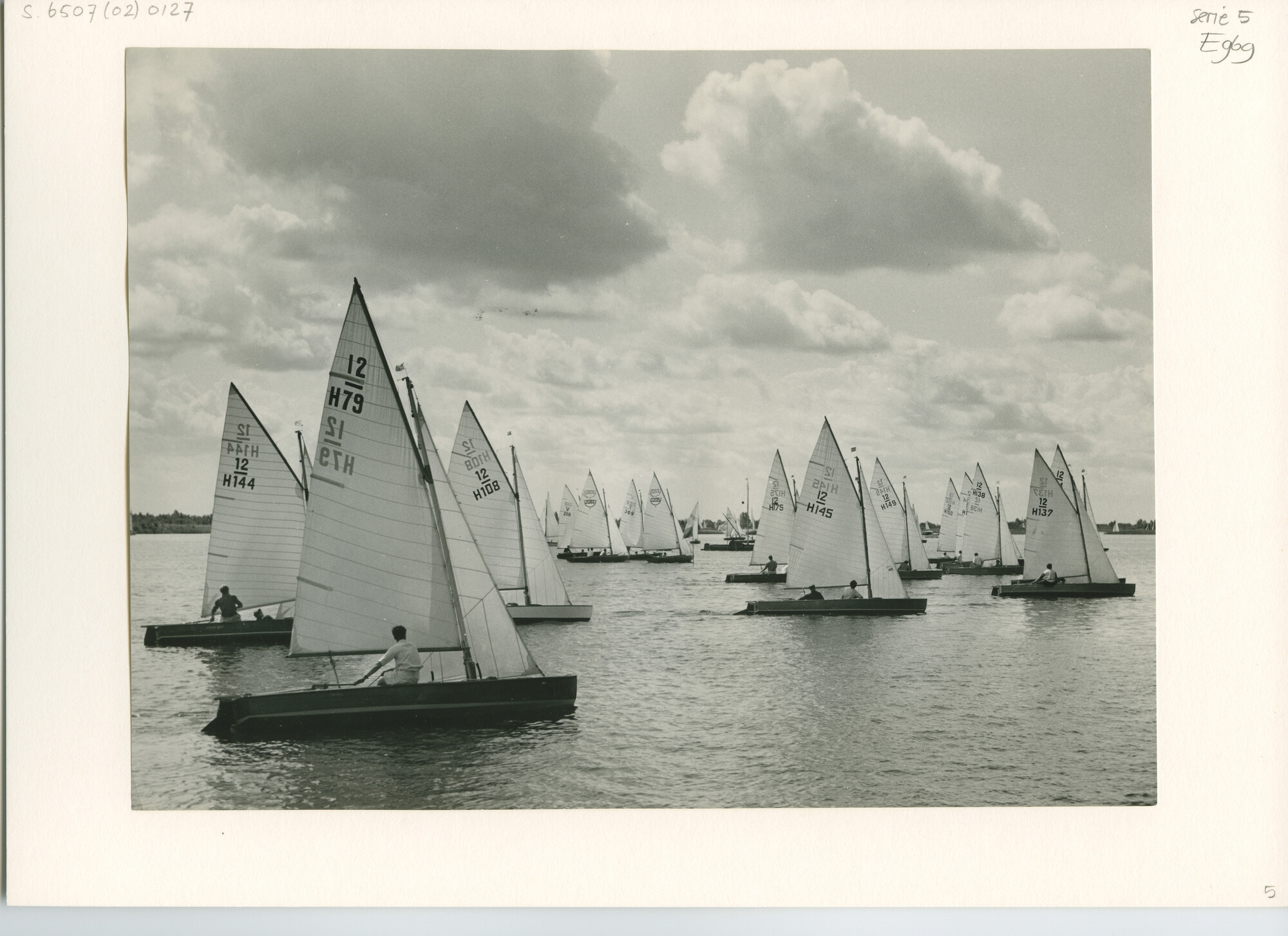 S.6507(02)0127.01; Zwart-wit foto van de start van de 12m² klasse bij lichte wind tijdens de Hollandweek I 1953; foto