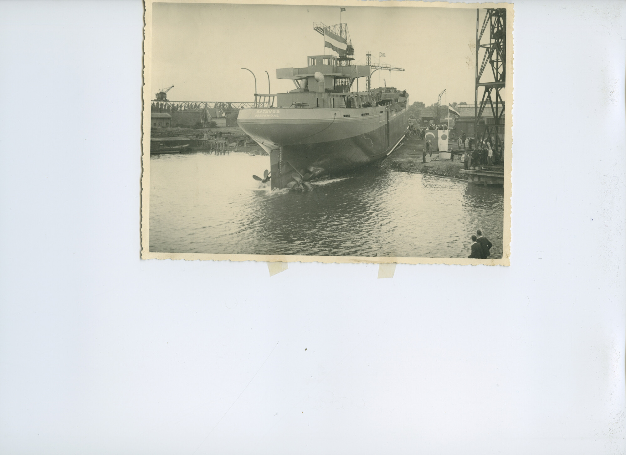 S.5621(01)0813; Foto van de tewaterlating hopperzuiger Batavus, bouwjaar 1937; foto