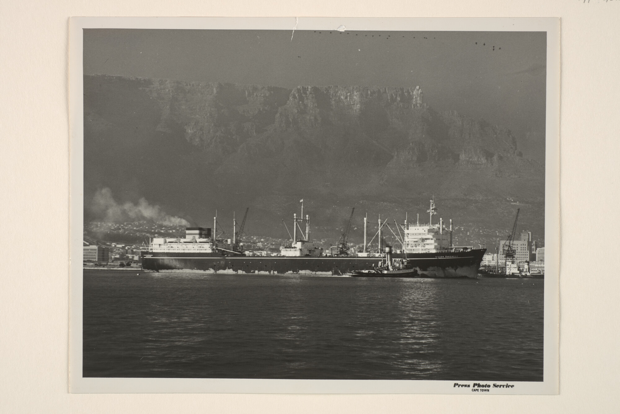 1996.4312; Het walvismoederschip ms. Willem Barendsz (II) ligt afgemeerd in de haven van Kaapstad; foto