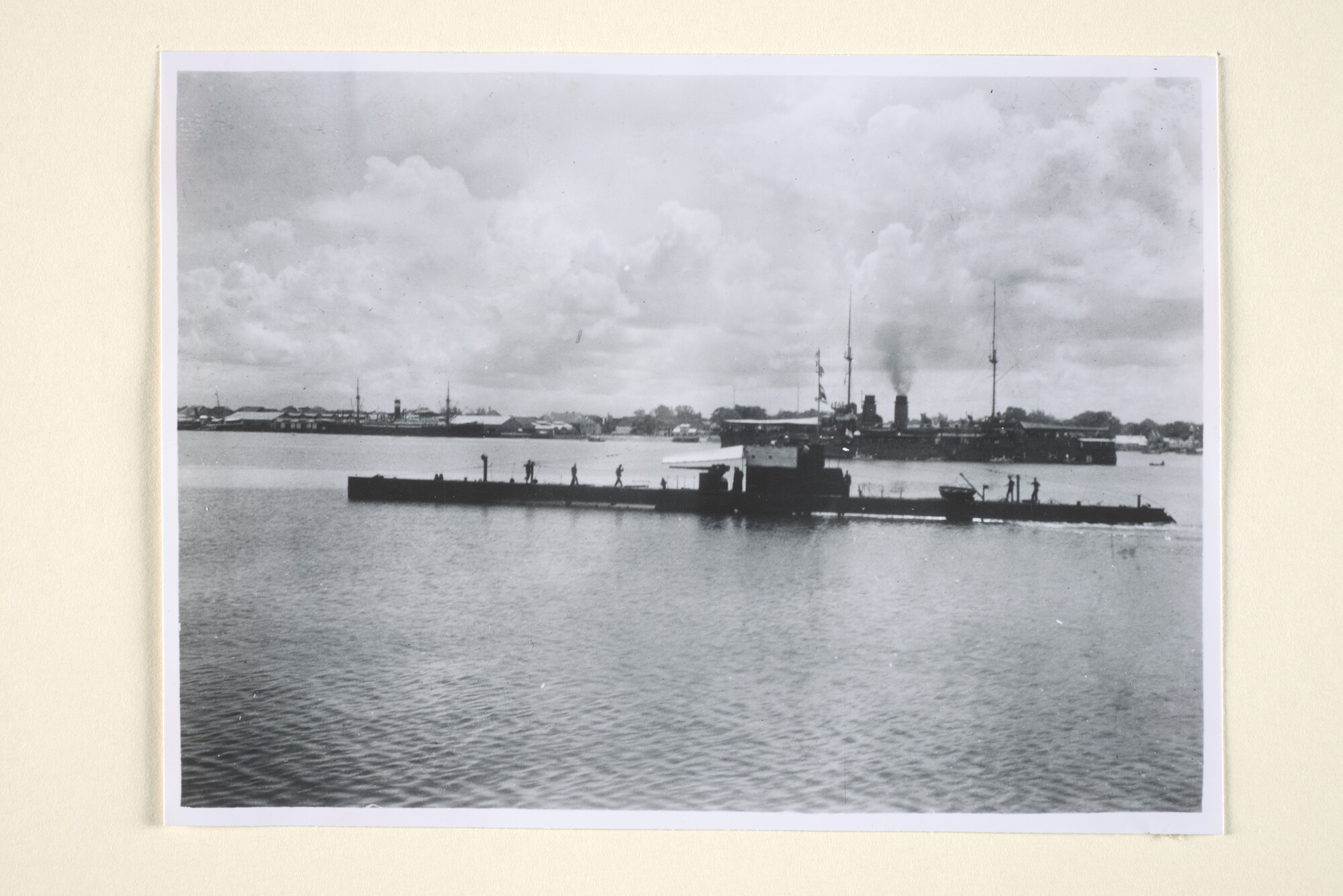 1994.7372; De onderzeeboot Hr.Ms. K IV komt aan op de rede van Makassar; foto