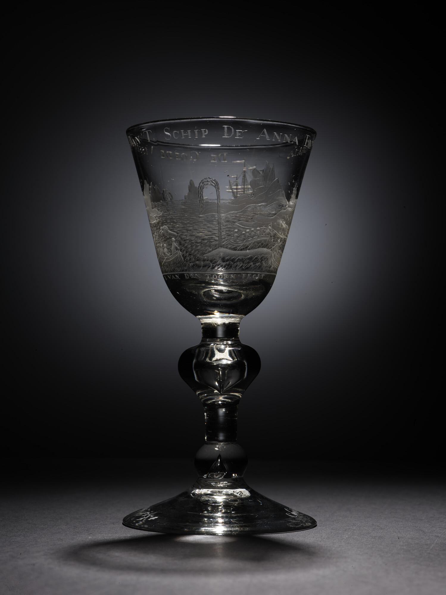 2020.0003; Bokaal met radgravure van een voorstelling van de walvisvaart en opschrift 'De goede visserij van 't schip de Anna en Maria'; drinkglas