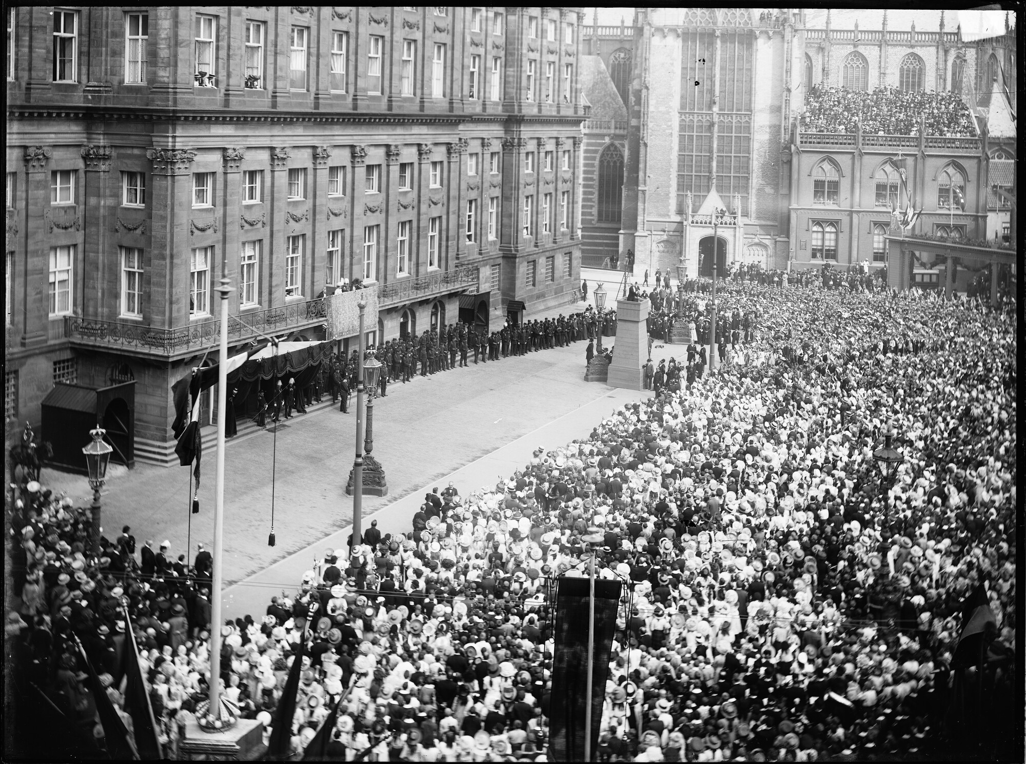 S.1156(06)128-07; Paleis op de Dam tijdens de inhuldigingsfeesten van koningin Wilhelmina te Amsterdam; negatief