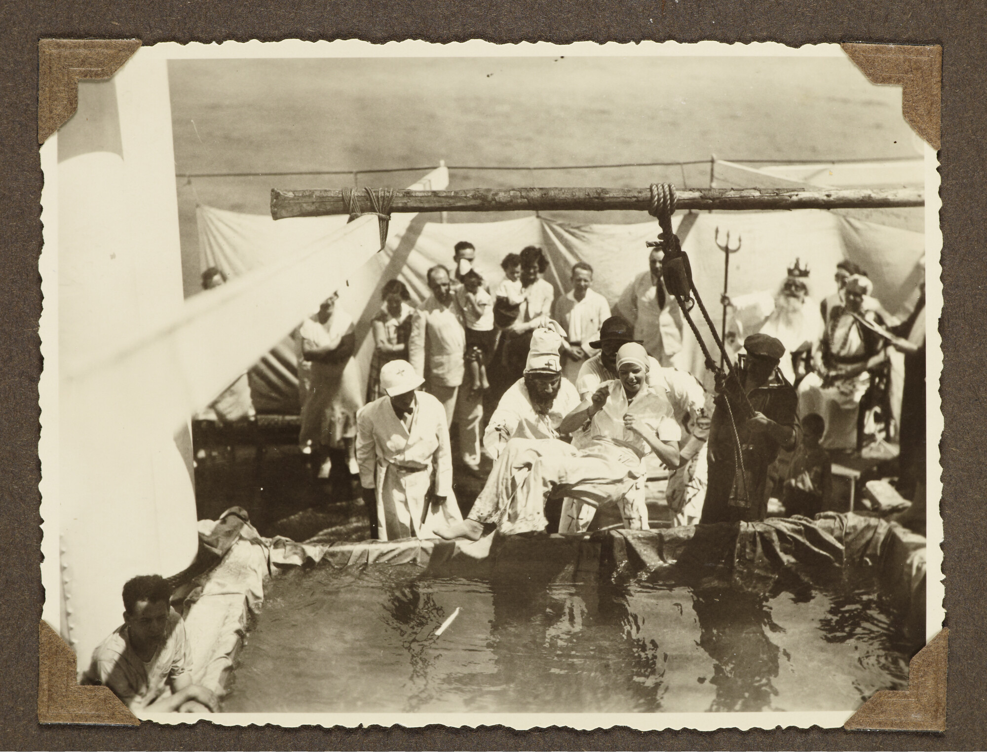 S.5548(091); Persoonlijk album van J.D. van Schooten met foto's aan boord van het ss. Tjikini; fotoalbum