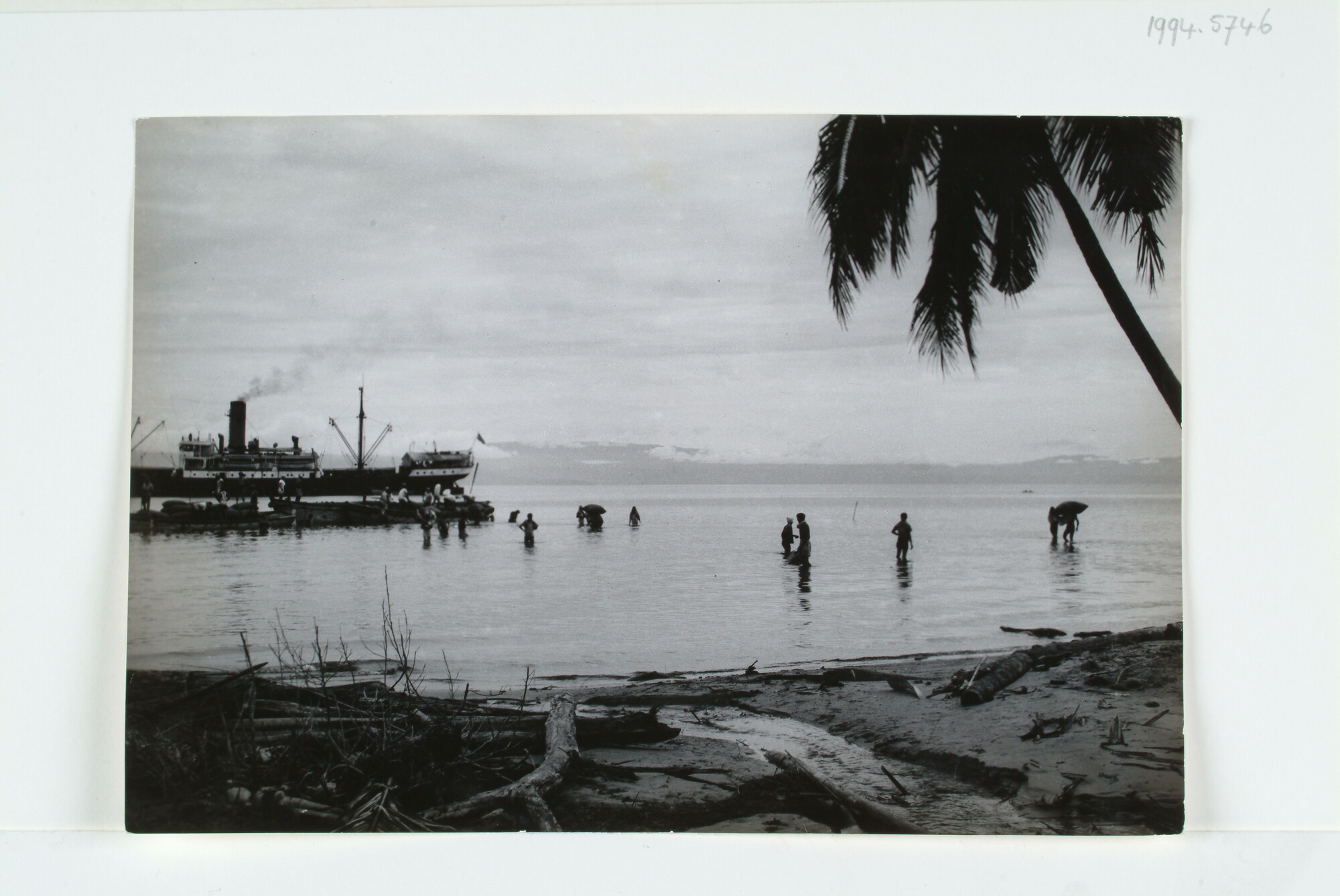 1994.5746; Het laden van copra vanaf het strand in laadboten te Leme Leme (Bangaai, Oostkust van Celebes); foto