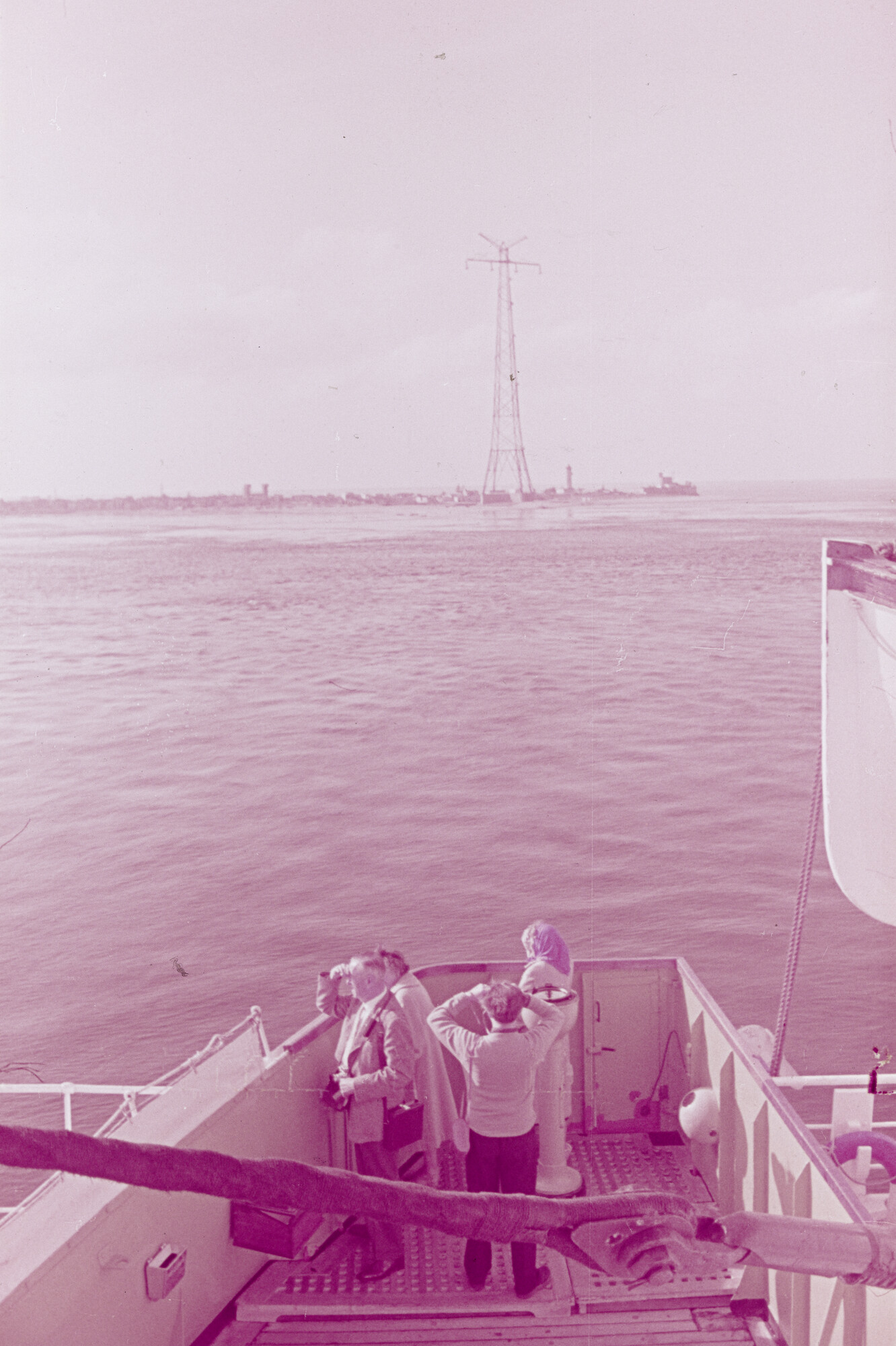 2015.0396; Dia van ms. Oranje varend op zee bij IJmuiden; diapositief