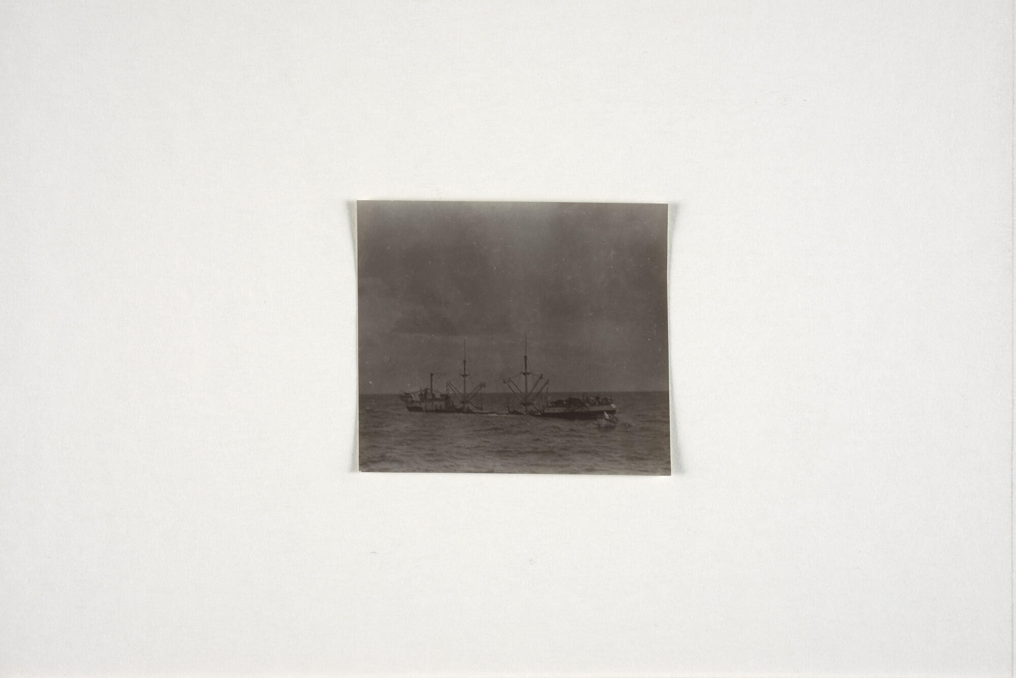 1994.1368; Foto's van de zeelichter 'Bromo', na breken sleeptros, in moeilijkheden op zee; fotoreportage