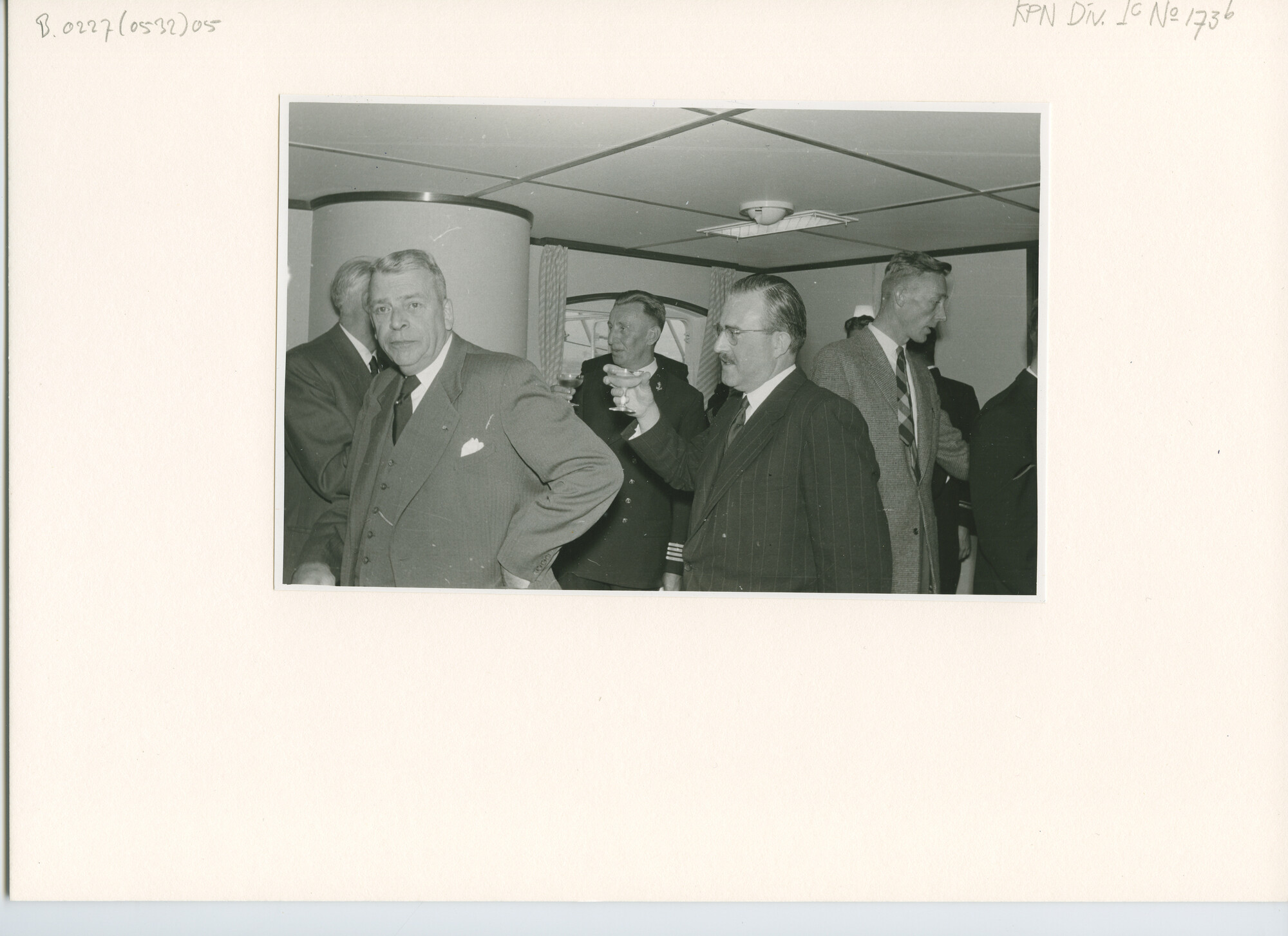 B.0227(0532)05; Foto ter gelegenheid van de overdracht van ms. Van Neck; foto