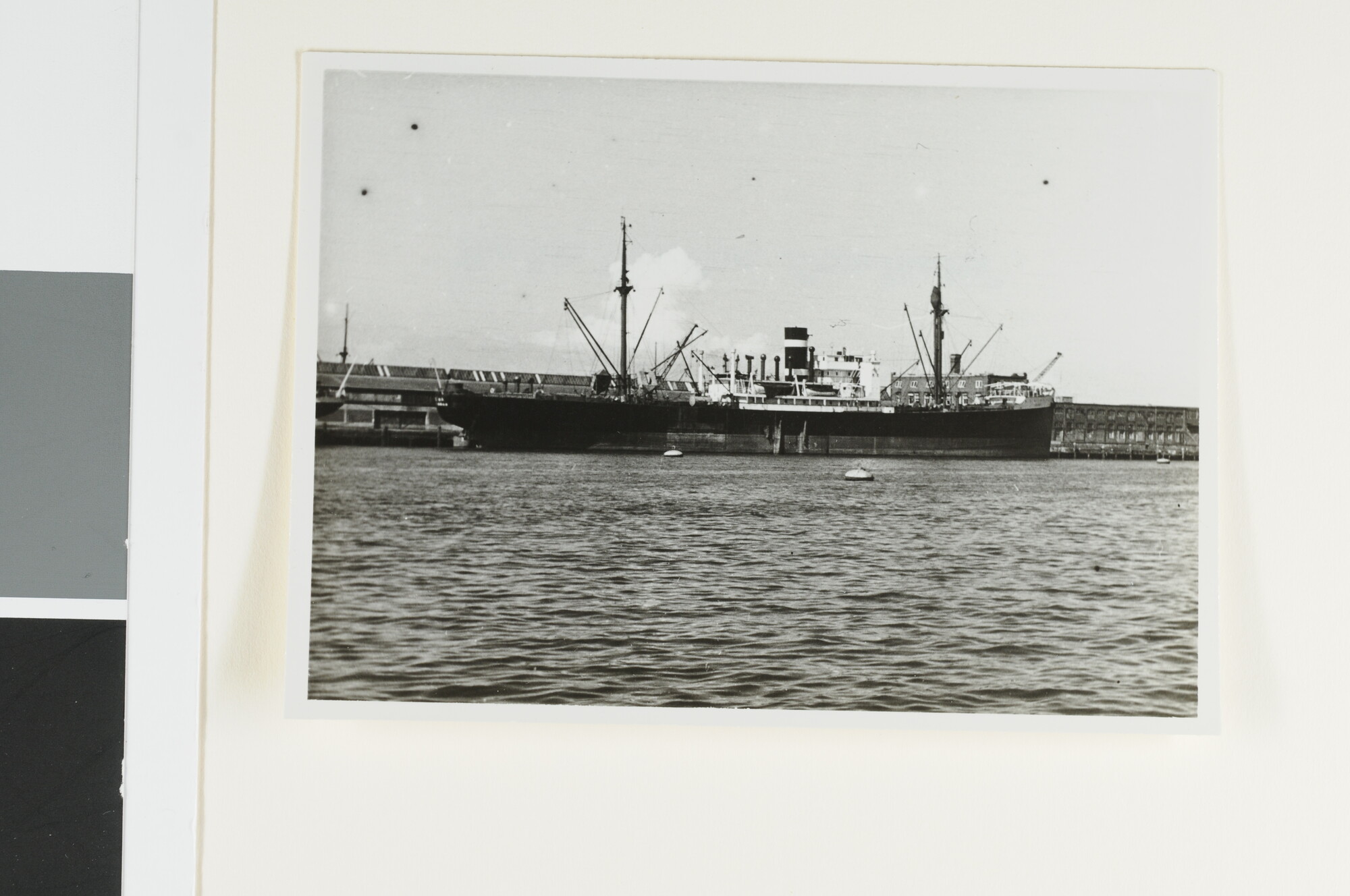 S.4380(04)540; Het vrachtschip ms. Aruba (ex- Patricia) van de KNSM ligt afgemeerd aan de kade in de haven van Amsterdam; foto