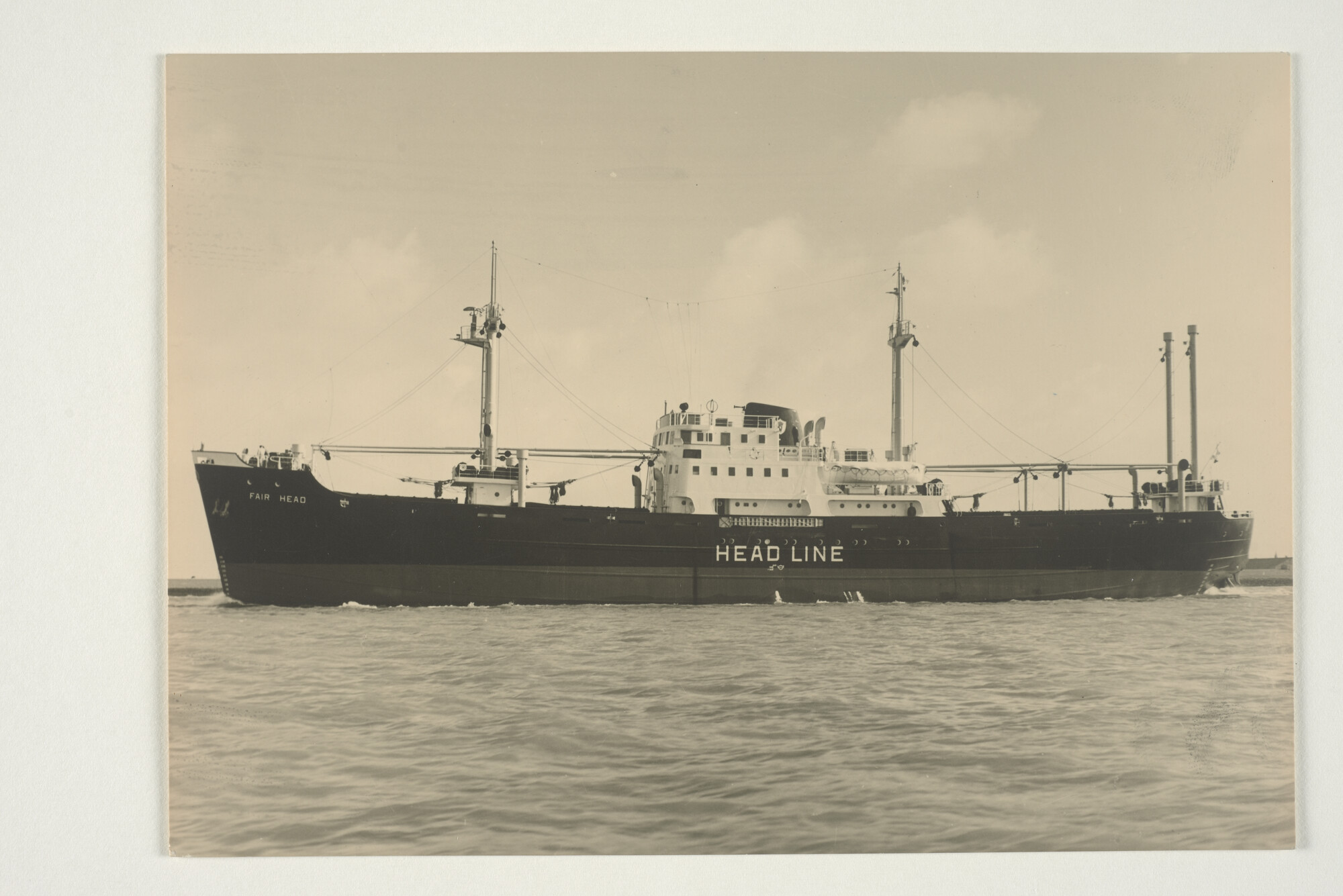 1999.1537; Het Noord-Ierse (Laker) vrachtschip ms. 'Fair Head' van de Ulster Steamship Compagny gezien tijdens de proefvaart op de Nieuwe Waterweg, 1957; foto
