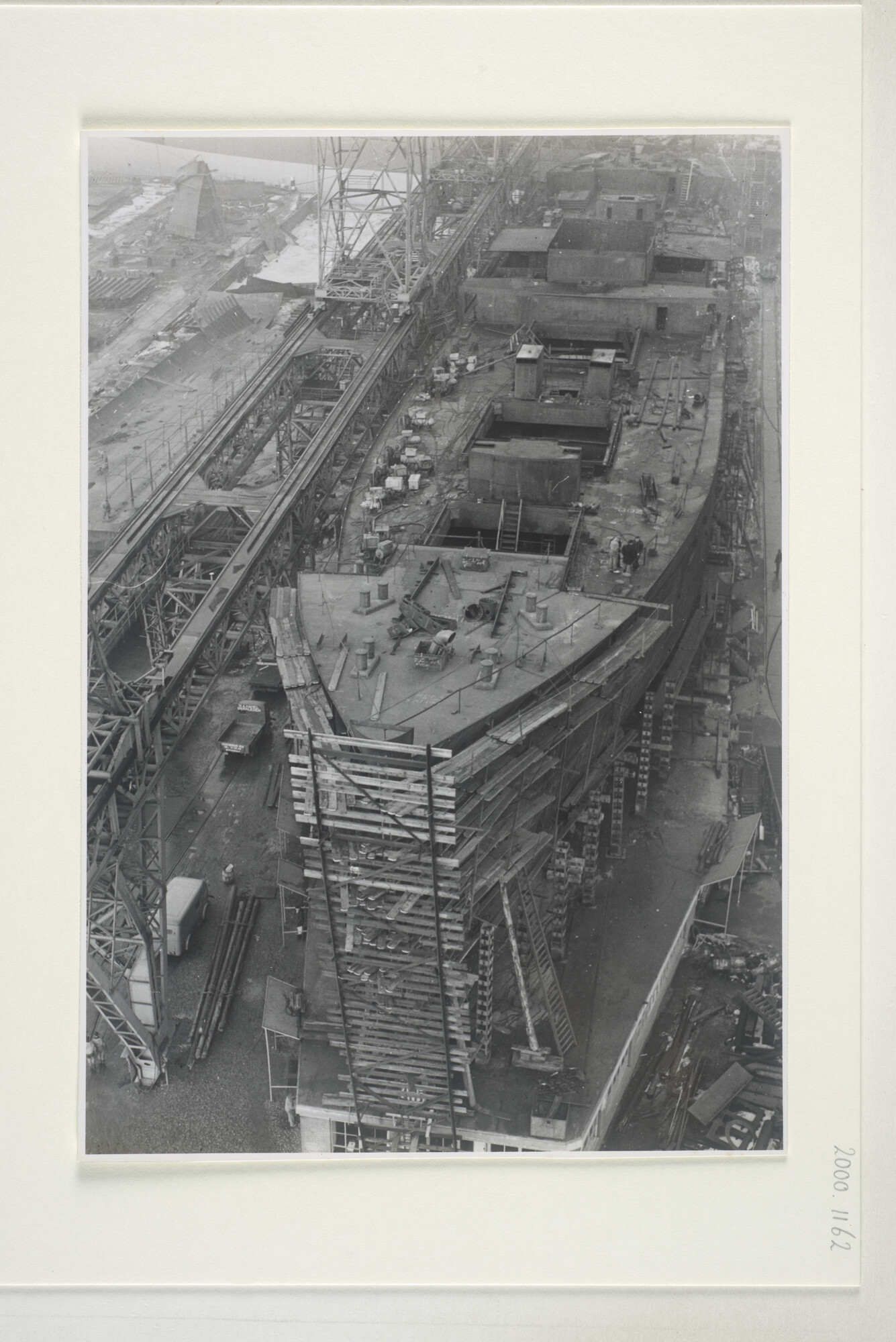 2000.1162; Het vrachtschip ms. 'Batjan' (aanvankelijk 'Pulau Batjan') van de SMN in aanbouw bij de werf van P. Smit Jr; foto