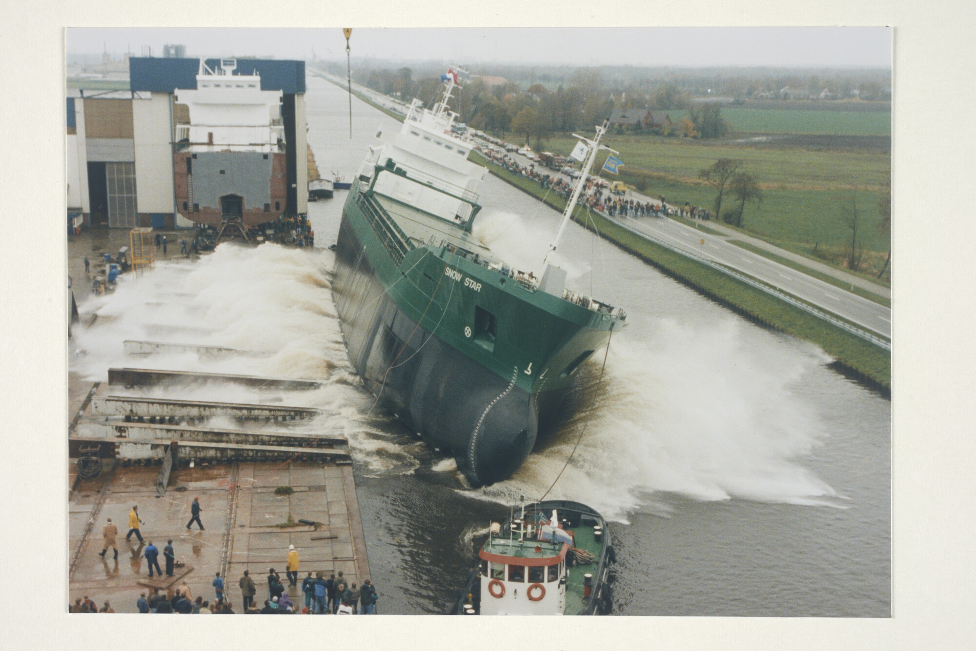 2000.5644; Kleurenfoto van de tewaterlating van het vrachtschip ms. 'Snow Star' van Snow Star C.V. (Marin Ship Management) bij Scheepswerf Ferus Smit te Westerbroek [...]; foto