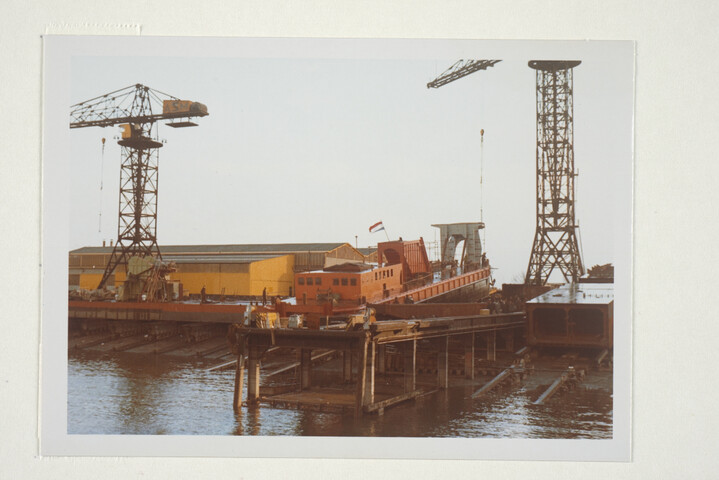 S.5219(12)0435; Kleurenfoto's van de tewaterlating van de emmerbaggermolen 'Ajax' vanaf de langshelling van de ASM: De stapelloop [...]; fotoreportage