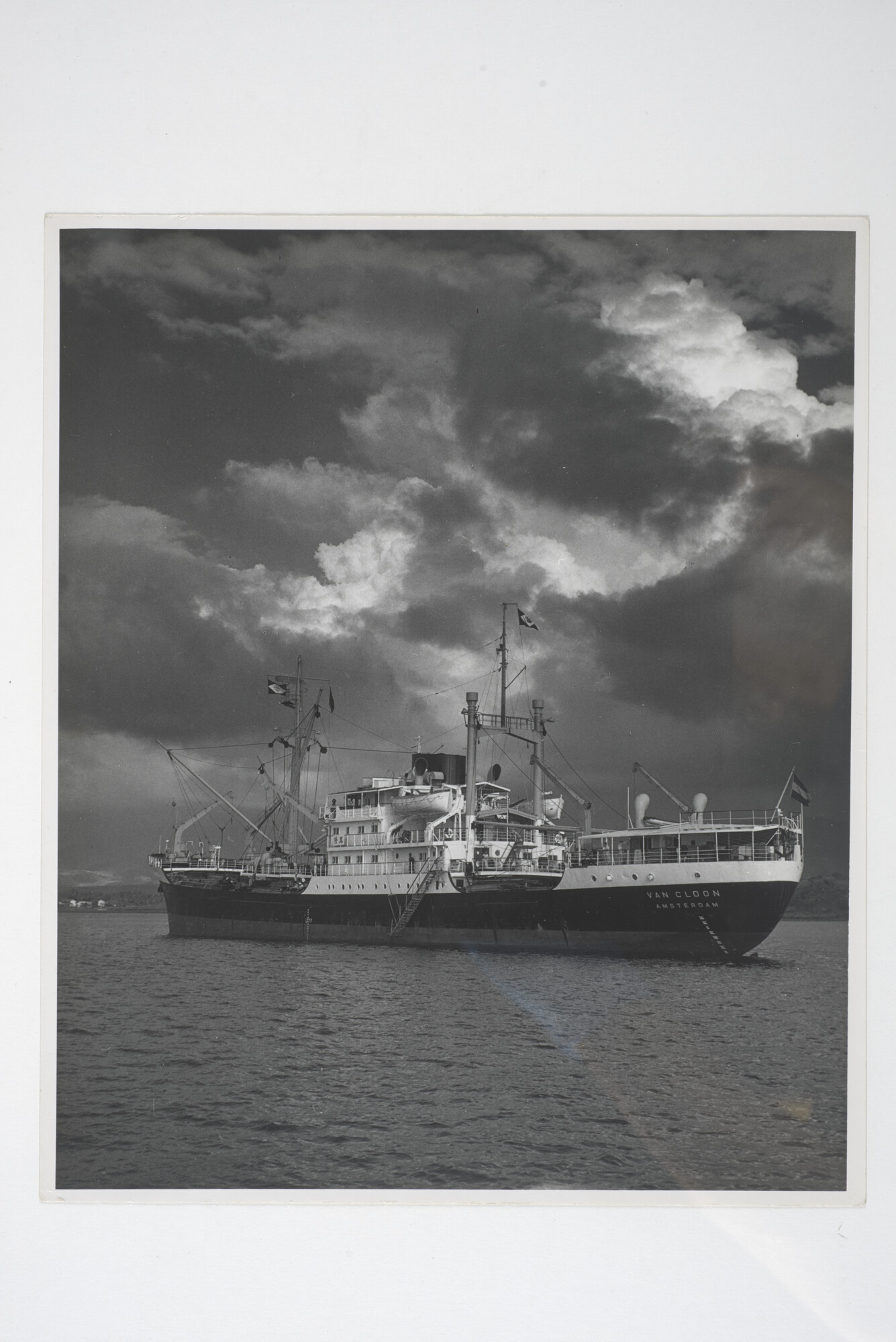2014.0429; Zwart-wit foto van ms. Van Cloon voor een kust; foto
