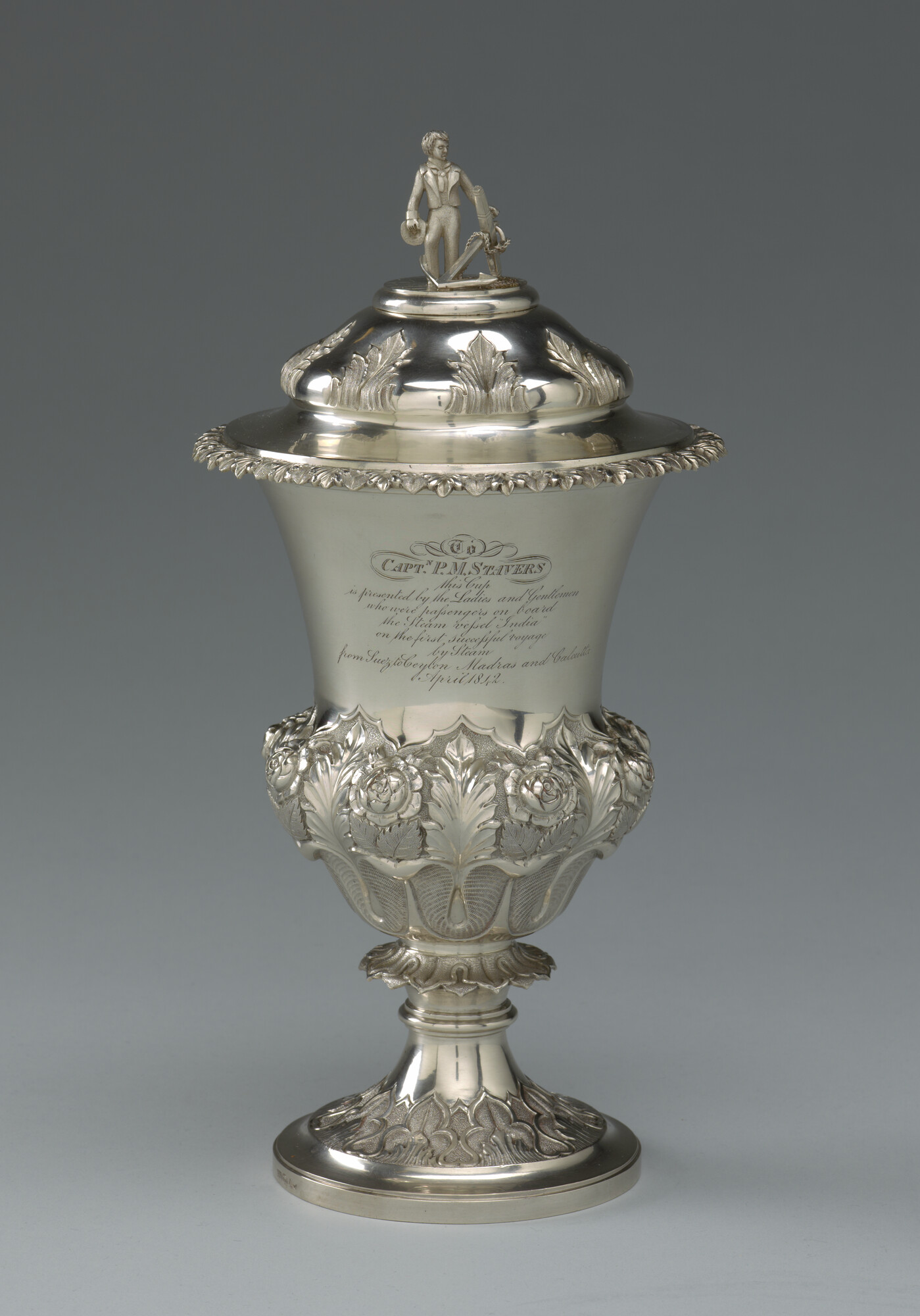 S.0870(01); Zilveren beker met deksel, aangeboden aan kapitein P.M. Stavers; trofee (prijs)